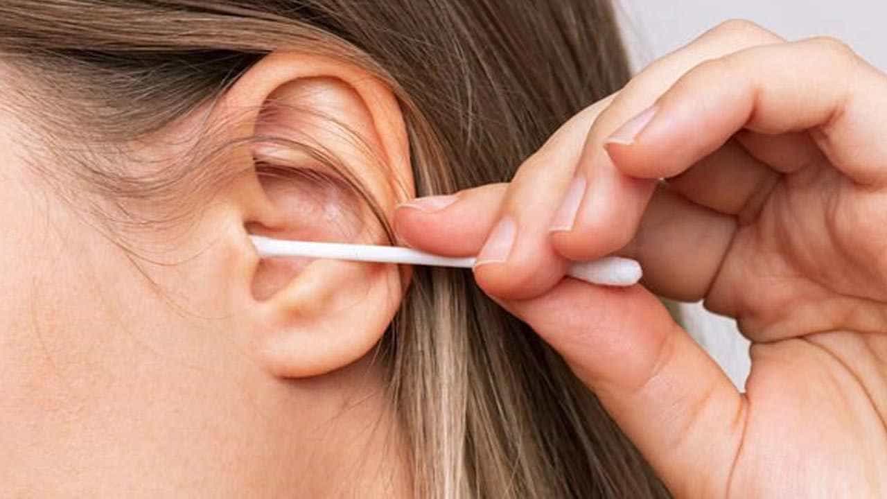 Earwax: ಇಯರ್ ವ್ಯಾಕ್ಸ್ ಅನ್ನು ಹತ್ತಿಯ ಬಡ್ಸ್ಗಳಿಂದ ಸ್ವಚ್ಛಗೊಳಿಸುವುದು ಸರಿಯೇ ಅಥವಾ ತಪ್ಪೇ? ಸರಿಯಾದ ಮಾರ್ಗ ಯಾವುದು? Earwax: ಇಯರ್ ವ್ಯಾಕ್ಸ್ ಅನ್ನು ಹತ್ತಿಯ ಬಡ್ಸ್ಗಳಿಂದ ಸ್ವಚ್ಛಗೊಳಿಸುವುದು ಸರಿಯೇ ಅಥವಾ ತಪ್ಪೇ? ಸರಿಯಾದ ಮಾರ್ಗ ಯಾವುದು?