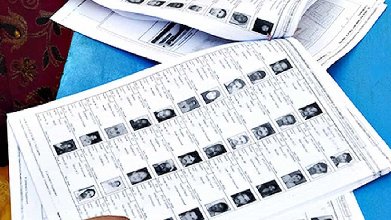 Voter List: ಬೆಂಗಳೂರಿನ ಬಹುತೇಕ ವಿಧಾನಸಭಾ ಕ್ಷೇತ್ರಗಳಲ್ಲಿ ಮತದಾರರ ಪಟ್ಟಿಯಿಂದ ಸಾವಿರಾರು ಮತದಾರರ ಹೆಸರು ಡಿಲೀಟ್ Voter List: ಬೆಂಗಳೂರಿನ ಬಹುತೇಕ ವಿಧಾನಸಭಾ ಕ್ಷೇತ್ರಗಳಲ್ಲಿ ಮತದಾರರ ಪಟ್ಟಿಯಿಂದ ಸಾವಿರಾರು ಮತದಾರರ ಹೆಸರು ಡಿಲೀಟ್