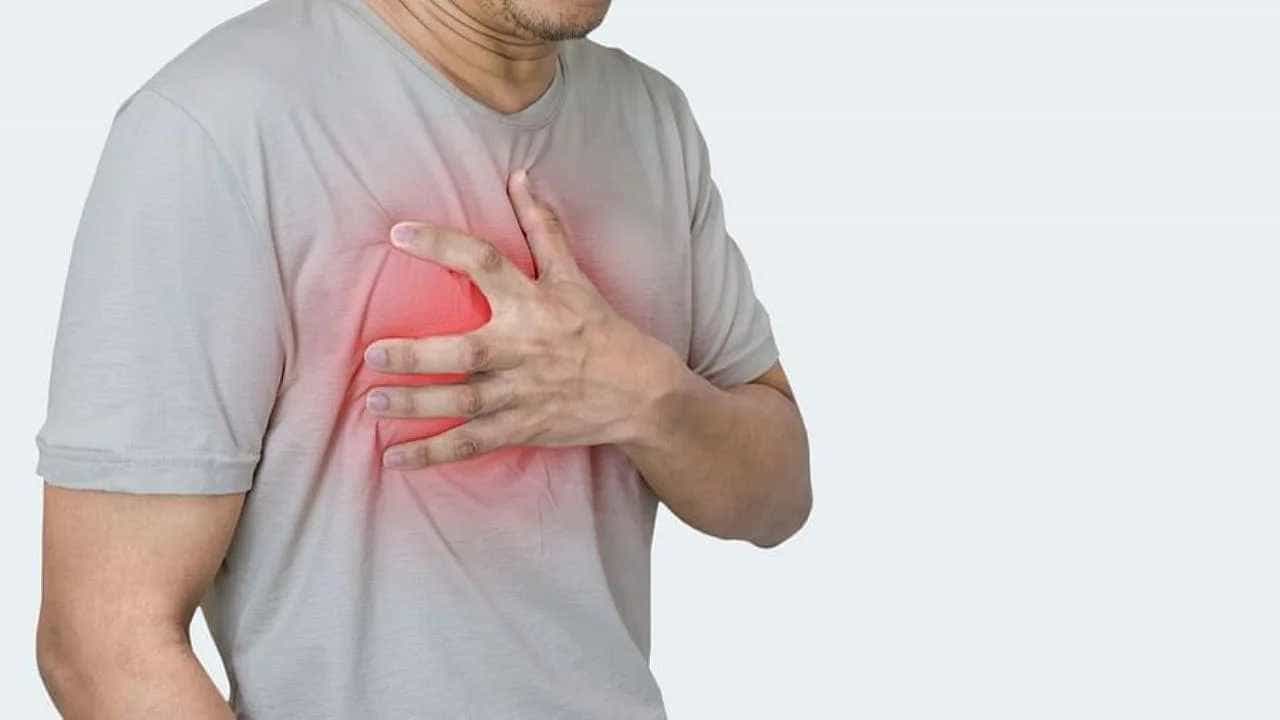 Heart Attack:ಕೈಗಳಲ್ಲಿ ಜುಮ್ಮೆನ್ನುವ ಅನುಭವವಾಗುತ್ತಿದ್ದರೆ ನಿರ್ಲಕ್ಷಿಸಬೇಡಿ, ಹೃದಯಾಘಾತದ ಲಕ್ಷಣವಾಗಿರಬಹುದು Heart Attack:ಕೈಗಳಲ್ಲಿ ಜುಮ್ಮೆನ್ನುವ ಅನುಭವವಾಗುತ್ತಿದ್ದರೆ ನಿರ್ಲಕ್ಷಿಸಬೇಡಿ, ಹೃದಯಾಘಾತದ ಲಕ್ಷಣವಾಗಿರಬಹುದು