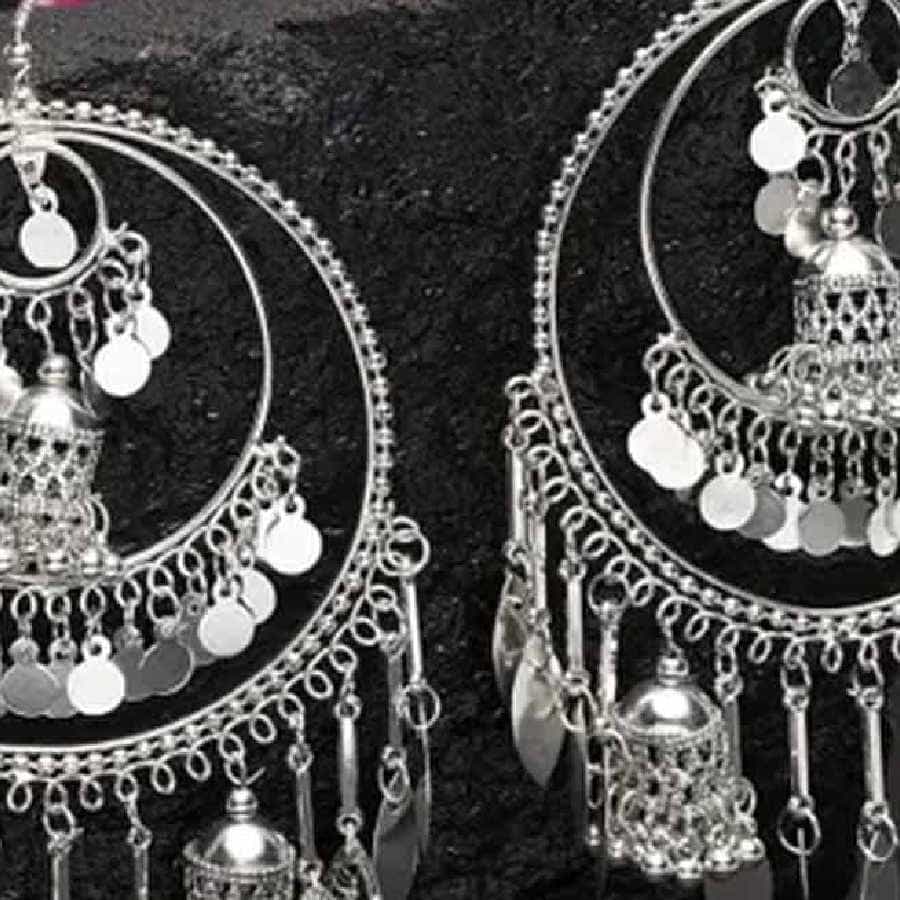 ಇತ್ತೀಚಿನ ದಿನಗಳಲ್ಲಿ ಸಿಲ್ವರ್ ಕಿವಿಯೋಲೆಗಳು ಎಲ್ಲರ ಗಮನವನ್ನು ಸೆಳೆಯುತ್ತಿದೆ. ಟ್ರೆಂಡಿ ಲುಕ್ ಜತೆಗೆ ನಿಮ್ಮನ್ನು ಮತ್ತಷ್ಟು ಆಕರ್ಷಕವಾಗಿ ಕಾಣುವಂತೆ ಮಾಡುತ್ತದೆ.