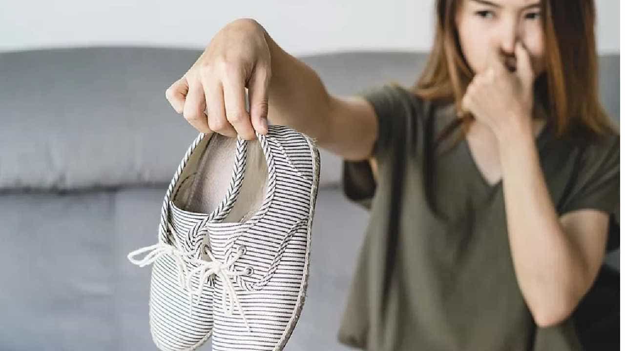 Shoes Smell: ನಿಮ್ಮ ಬೂಟುಗಳಿಂದ ಬರುತ್ತಿರುವ ದುರ್ವಾಸನೆಯನ್ನು ಹೋಗಲಾಡಿಸಲು ಈ ಸುಲಭ ವಿಧಾನಗಳ ಪ್ರಯತ್ನಿಸಿ Shoes Smell: ನಿಮ್ಮ ಬೂಟುಗಳಿಂದ ಬರುತ್ತಿರುವ ದುರ್ವಾಸನೆಯನ್ನು ಹೋಗಲಾಡಿಸಲು ಈ ಸುಲಭ ವಿಧಾನಗಳ ಪ್ರಯತ್ನಿಸಿ