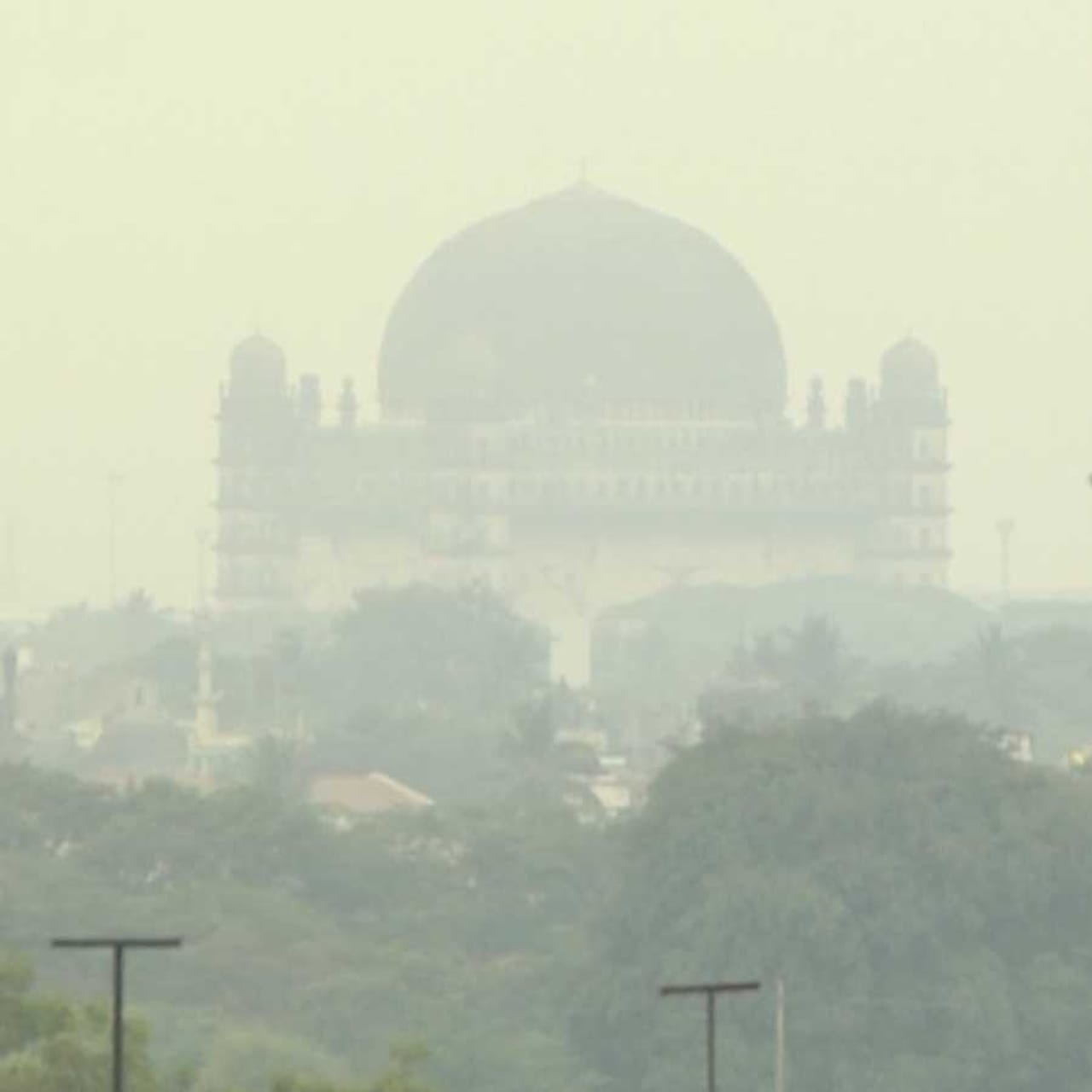 ವಿಜಯಪುರ ಜಿಲ್ಲೆಯಲ್ಲಿ ಚಳಿಯ ಜೊತೆಗೆ ದಟ್ಟವಾದ ಮಂಜು ಕೂಡ ಆವರಿಸುತ್ತಿದೆ. ಆ ಮೂಲಕ ಜಿಲ್ಲೆಯು ಮಂಜಿನ ನಗರಿಯಾಗಿ ಪರಿವರ್ತನೆಯಾದಂತೆ ಗೋಚರಿಸಲು ಆರಂಭಿಸಿದೆ.