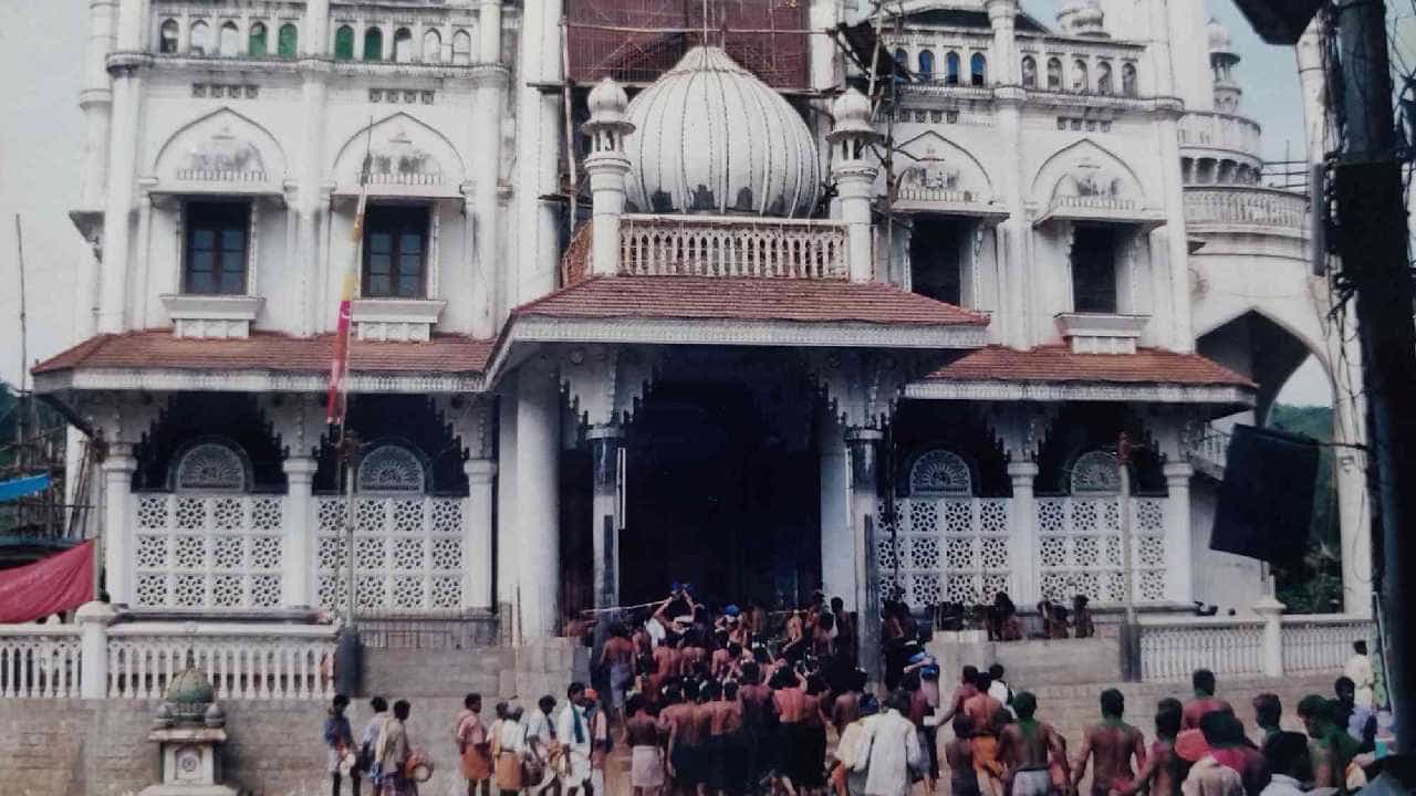 ಶಬರಿಮಲೆ ಯಾತ್ರೆ ಆರಂಭದಲ್ಲೇ ಮತ್ತೆ ಮುನ್ನೆಲೆಗೆ ಬಂದ ವಾವರ್ ಮಸೀದಿ ವಿವಾದ ಶಬರಿಮಲೆ ಯಾತ್ರೆ ಆರಂಭದಲ್ಲೇ ಮತ್ತೆ ಮುನ್ನೆಲೆಗೆ ಬಂದ ವಾವರ್ ಮಸೀದಿ ವಿವಾದ