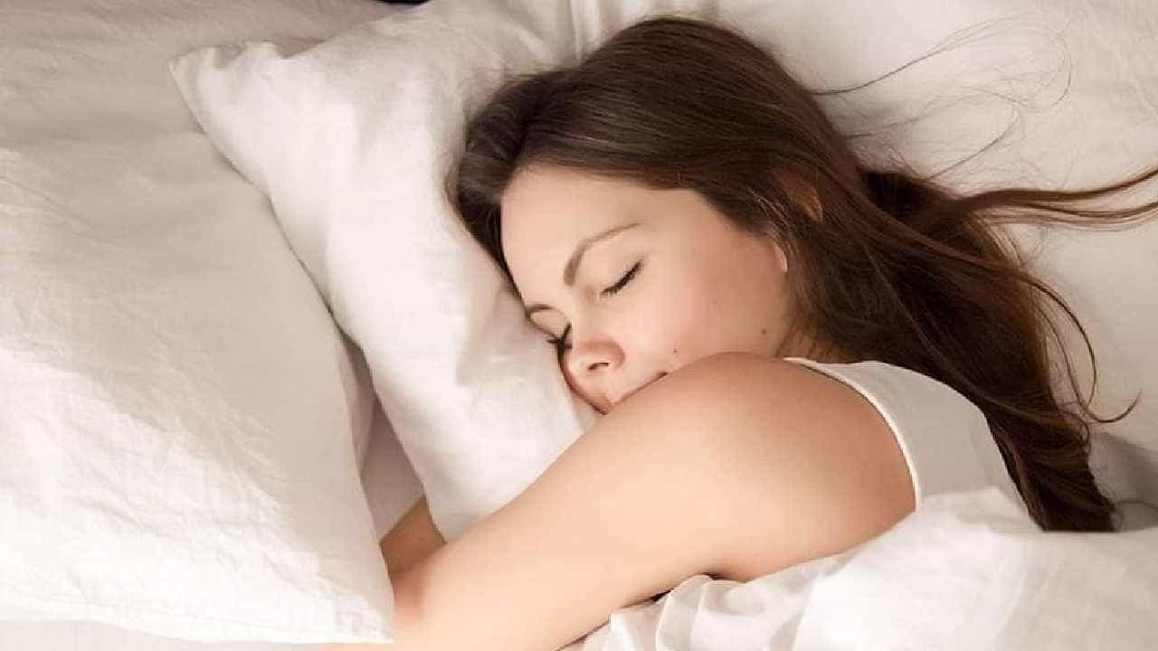Better Sleep: ರಾತ್ರಿ ಮಲಗುವ ಮುನ್ನ ಈ ಟ್ರಿಕ್ ಮಾಡಿ ನೋಡಿ ಮಲಗಿದ ತಕ್ಷಣ ನಿಮಗೆ ನಿದ್ರೆ ಬರುತ್ತೆ Better Sleep: ರಾತ್ರಿ ಮಲಗುವ ಮುನ್ನ ಈ ಟ್ರಿಕ್ ಮಾಡಿ ನೋಡಿ ಮಲಗಿದ ತಕ್ಷಣ ನಿಮಗೆ ನಿದ್ರೆ ಬರುತ್ತೆ