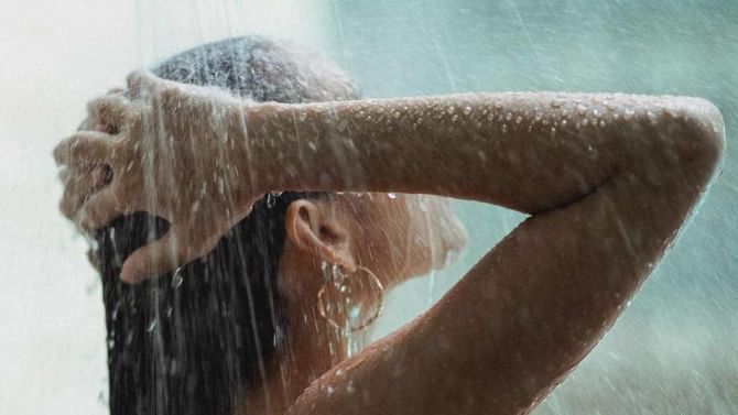 Hot Bath: ಚಳಿಗಾಲದಲ್ಲಿ ಬಿಸಿ ನೀರಿನಿಂದ ಸ್ನಾನ ಮಾಡುತ್ತಿದ್ದೀರಾ? ಎಚ್ಚರ, ನಿಮ್ಮ ಆರೋಗ್ಯ ಕೆಡಬಹುದು Hot Bath: ಚಳಿಗಾಲದಲ್ಲಿ ಬಿಸಿ ನೀರಿನಿಂದ ಸ್ನಾನ ಮಾಡುತ್ತಿದ್ದೀರಾ? ಎಚ್ಚರ, ನಿಮ್ಮ ಆರೋಗ್ಯ ಕೆಡಬಹುದು