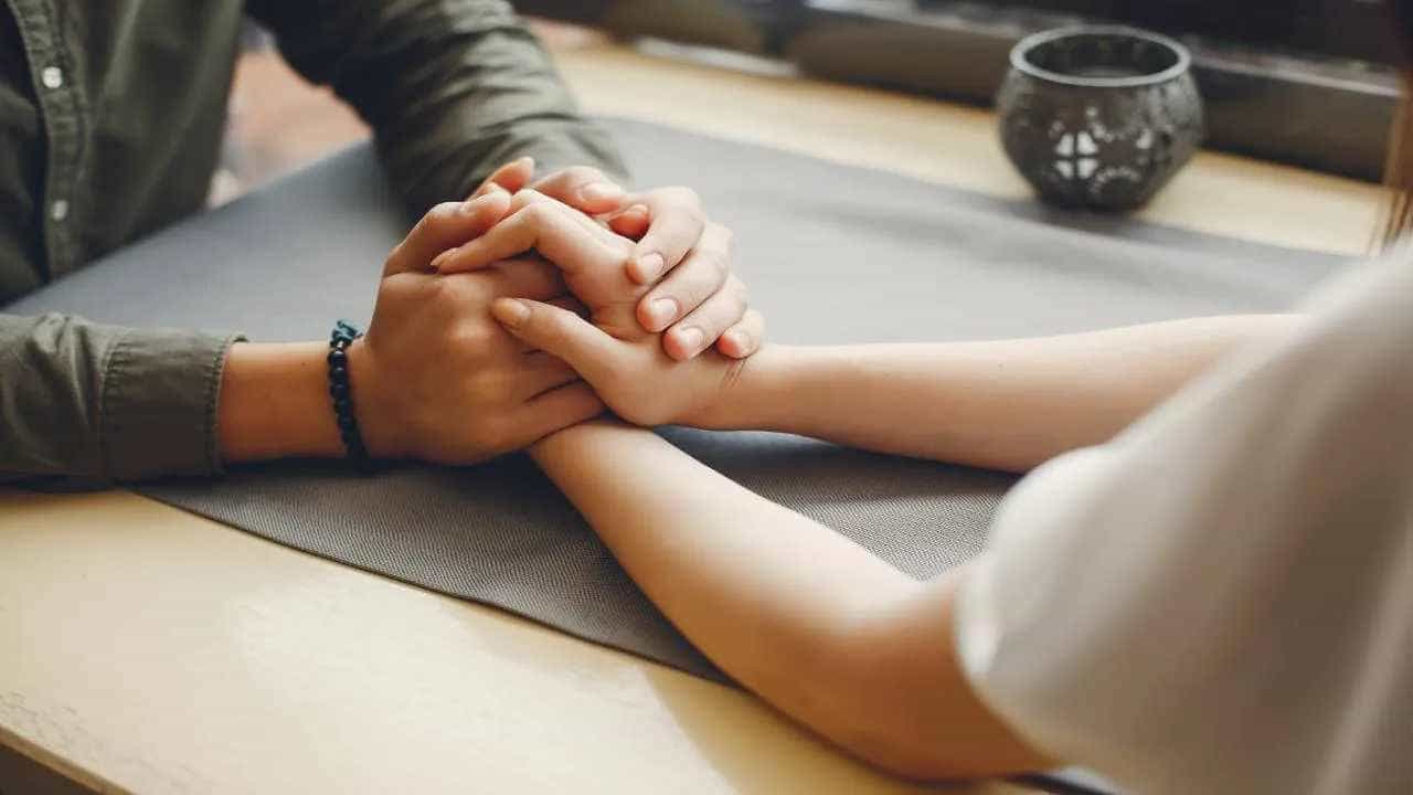 Relationship Tips: ನಿಮ್ಮ ಸಂಗಾತಿಯೊಂದಿಗೆ ಮದುವೆಯ ಬಗ್ಗೆ ಮಾತನಾಡಲು ಹಿಂಜರಿಯುತ್ತಿದ್ದರೆ, ಈ 4 ಸೂತ್ರಗಳನ್ನು ಅನುಸರಿಸಿ Relationship Tips: ನಿಮ್ಮ ಸಂಗಾತಿಯೊಂದಿಗೆ ಮದುವೆಯ ಬಗ್ಗೆ ಮಾತನಾಡಲು ಹಿಂಜರಿಯುತ್ತಿದ್ದರೆ, ಈ 4 ಸೂತ್ರಗಳನ್ನು ಅನುಸರಿಸಿ