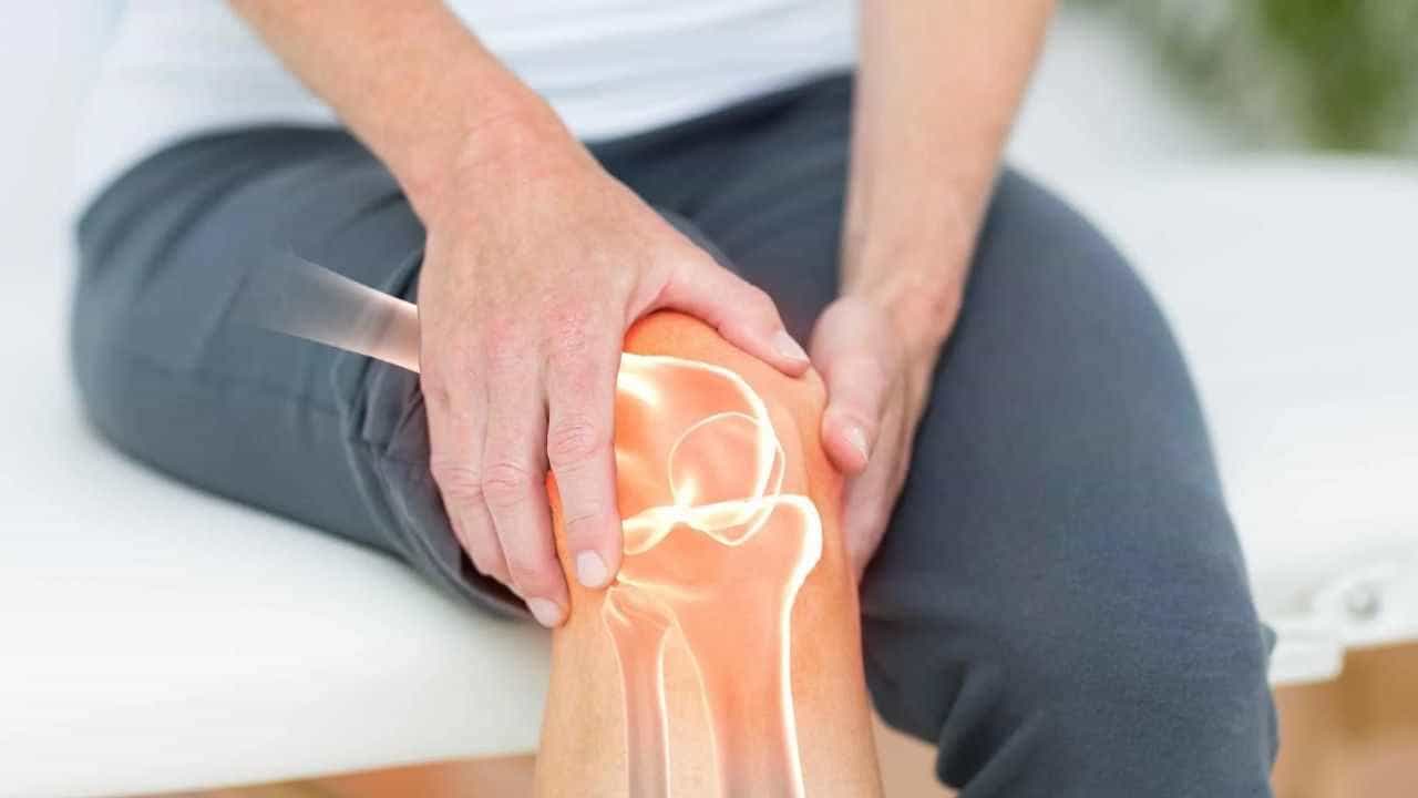 Joint Pain In Winter: ಚಳಿಗಾಲದಲ್ಲಿ ಕೀಲು ನೋವು ಮತ್ತು ಸ್ನಾಯು ಸೆಳೆತವನ್ನು ನಿವಾರಿಸಲು ಈ ಮನೆಮದ್ದುಗಳನ್ನು ಅನುಸರಿಸಿ Joint Pain In Winter: ಚಳಿಗಾಲದಲ್ಲಿ ಕೀಲು ನೋವು ಮತ್ತು ಸ್ನಾಯು ಸೆಳೆತವನ್ನು ನಿವಾರಿಸಲು ಈ ಮನೆಮದ್ದುಗಳನ್ನು ಅನುಸರಿಸಿ