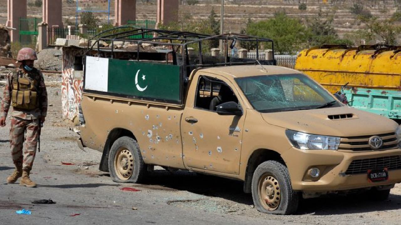 Pakistan Bomb Blast: ಪಾಕಿಸ್ತಾನದಲ್ಲಿ ಆತ್ಮಾಹುತಿ ಬಾಂಬ್ ದಾಳಿ; ಮೂವರು ಸಾವು, 30ಕ್ಕೂ ಹೆಚ್ಚು ಮಂದಿಗೆ ಗಾಯ Pakistan Bomb Blast: ಪಾಕಿಸ್ತಾನದಲ್ಲಿ ಆತ್ಮಾಹುತಿ ಬಾಂಬ್ ದಾಳಿ; ಮೂವರು ಸಾವು, 30ಕ್ಕೂ ಹೆಚ್ಚು ಮಂದಿಗೆ ಗಾಯ
