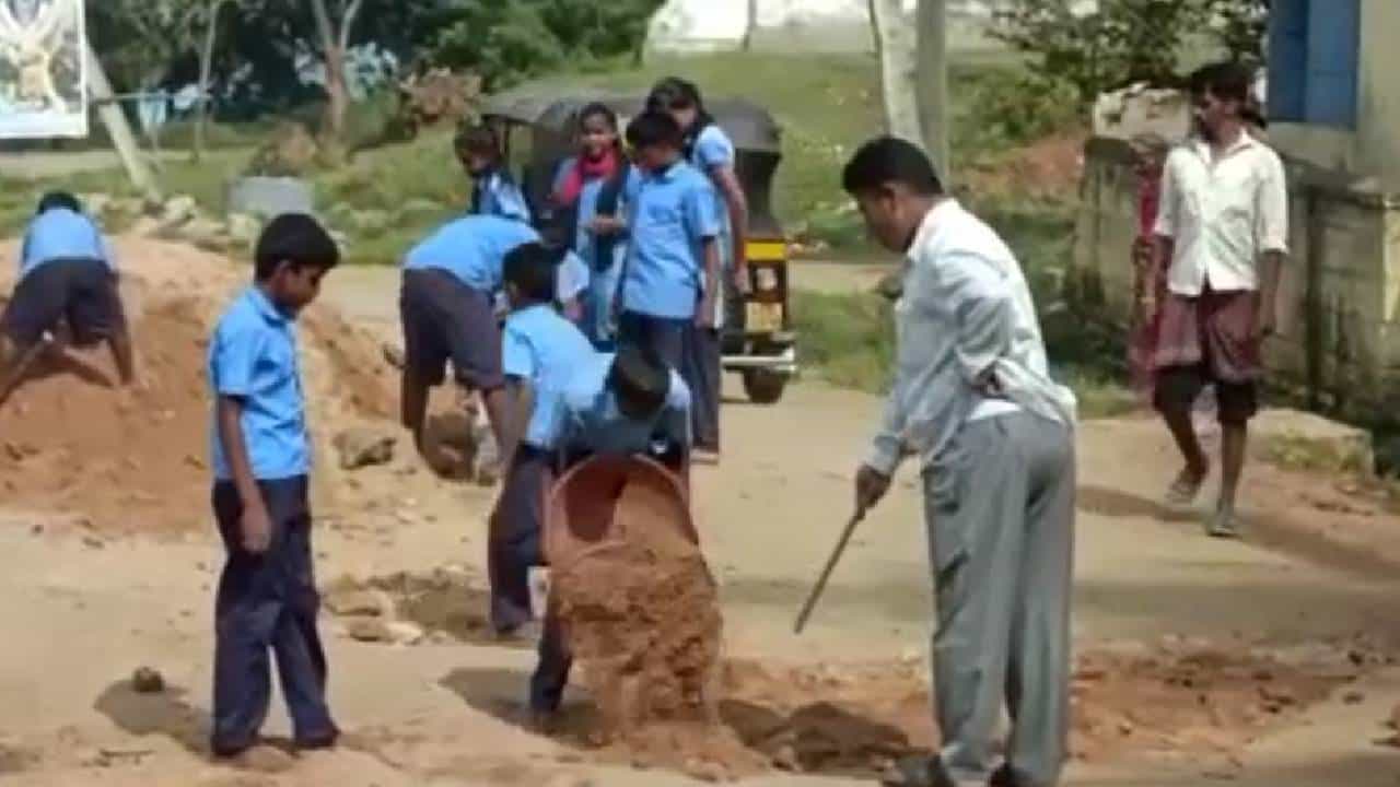 ಮೈಸೂರಿನಲ್ಲಿ ಗುಂಡಿ ಬಿದ್ದ ರಸ್ತೆಗಳು: ಕಣ್ಮುಚ್ಚಿ ಕುಳಿತ ಜನಪ್ರತಿನಿಧಿಗಳು ಮೈಸೂರಿನಲ್ಲಿ ಗುಂಡಿ ಬಿದ್ದ ರಸ್ತೆಗಳು: ಕಣ್ಮುಚ್ಚಿ ಕುಳಿತ ಜನಪ್ರತಿನಿಧಿಗಳು