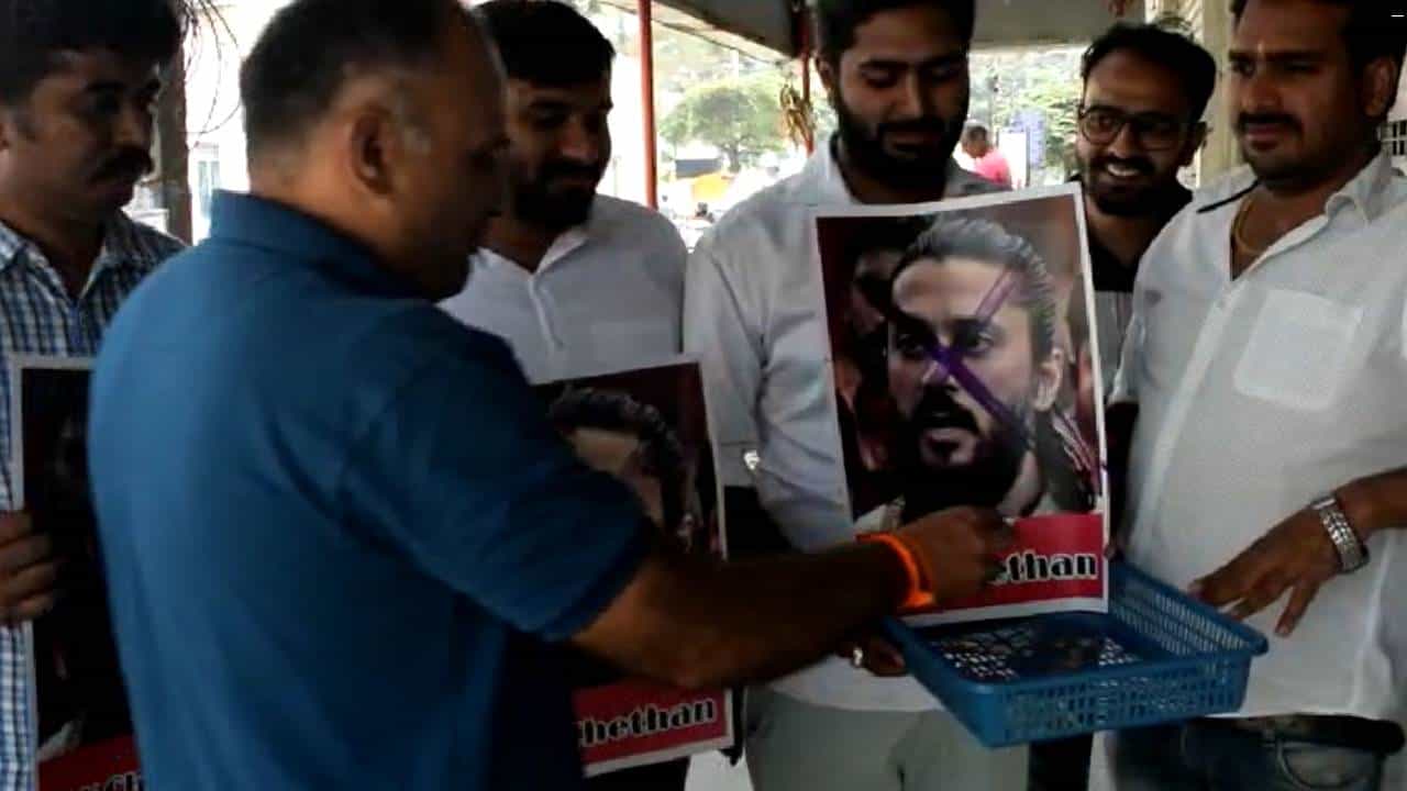 ನಟ ಚೇತನ್ನನ್ನು ಪಾಕಿಸ್ತಾನಕ್ಕೆ ಕಳುಹಿಸಲು ದೇಣಿಗೆ ಸಂಗ್ರಹ: ಮೈಸೂರಿನ ರಾಷ್ಟ್ರೀಯ ಹಿಂದೂ ಸಮಿತಿಯಿಂದ ವಿಭಿನ್ನ ಅಭಿಯಾನ ನಟ ಚೇತನ್ನನ್ನು ಪಾಕಿಸ್ತಾನಕ್ಕೆ ಕಳುಹಿಸಲು ದೇಣಿಗೆ ಸಂಗ್ರಹ: ಮೈಸೂರಿನ ರಾಷ್ಟ್ರೀಯ ಹಿಂದೂ ಸಮಿತಿಯಿಂದ ವಿಭಿನ್ನ ಅಭಿಯಾನ