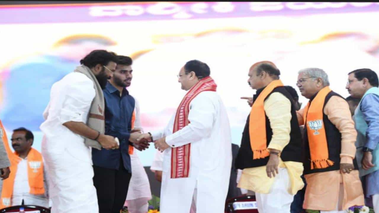 ಬಳ್ಳಾರಿ: ಮೊದಲ ಬಾರಿ ವೇದಿಕೆಯಲ್ಲಿ ಕಾಣಿಸಿಕೊಂಡ ಸಚಿವ ಶ್ರೀರಾಮುಲು ಪುತ್ರ; ಕುತೂಹಲ ಮೂಡಿಸಿದ ಧನುಷ್ ನಡೆ ಬಳ್ಳಾರಿ: ಮೊದಲ ಬಾರಿ ವೇದಿಕೆಯಲ್ಲಿ ಕಾಣಿಸಿಕೊಂಡ ಸಚಿವ ಶ್ರೀರಾಮುಲು ಪುತ್ರ; ಕುತೂಹಲ ಮೂಡಿಸಿದ ಧನುಷ್ ನಡೆ