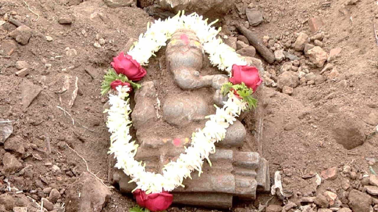 ಶಿವಮೊಗ್ಗ ಪಾಲಿಕೆ ಜಾಗದಲ್ಲಿ ಪುರಾತನ ಕಾಲದ ಗಣೇಶನ ವಿಗ್ರಹ ಪತ್ತೆ; ಸ್ಥಳದಲ್ಲೇ ದೇವಸ್ಥಾನ ನಿರ್ಮಾಣಕ್ಕೆ ಪಟ್ಟು ಶಿವಮೊಗ್ಗ ಪಾಲಿಕೆ ಜಾಗದಲ್ಲಿ ಪುರಾತನ ಕಾಲದ ಗಣೇಶನ ವಿಗ್ರಹ ಪತ್ತೆ; ಸ್ಥಳದಲ್ಲೇ ದೇವಸ್ಥಾನ ನಿರ್ಮಾಣಕ್ಕೆ ಪಟ್ಟು