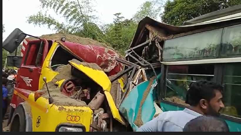 ಚಿಕ್ಕಮಗಳೂರು: ಖಾಸಗಿ ಬಸ್ ಹಾಗೂ ಟಿಪ್ಪರ್ ನಡುವೆ ಮುಖಾಮುಖಿ ಡಿಕ್ಕಿ ಓರ್ವ ಮಹಿಳೆ ಸಾವು, 15 ಜನರಿಗೆ ಗಾಯ
