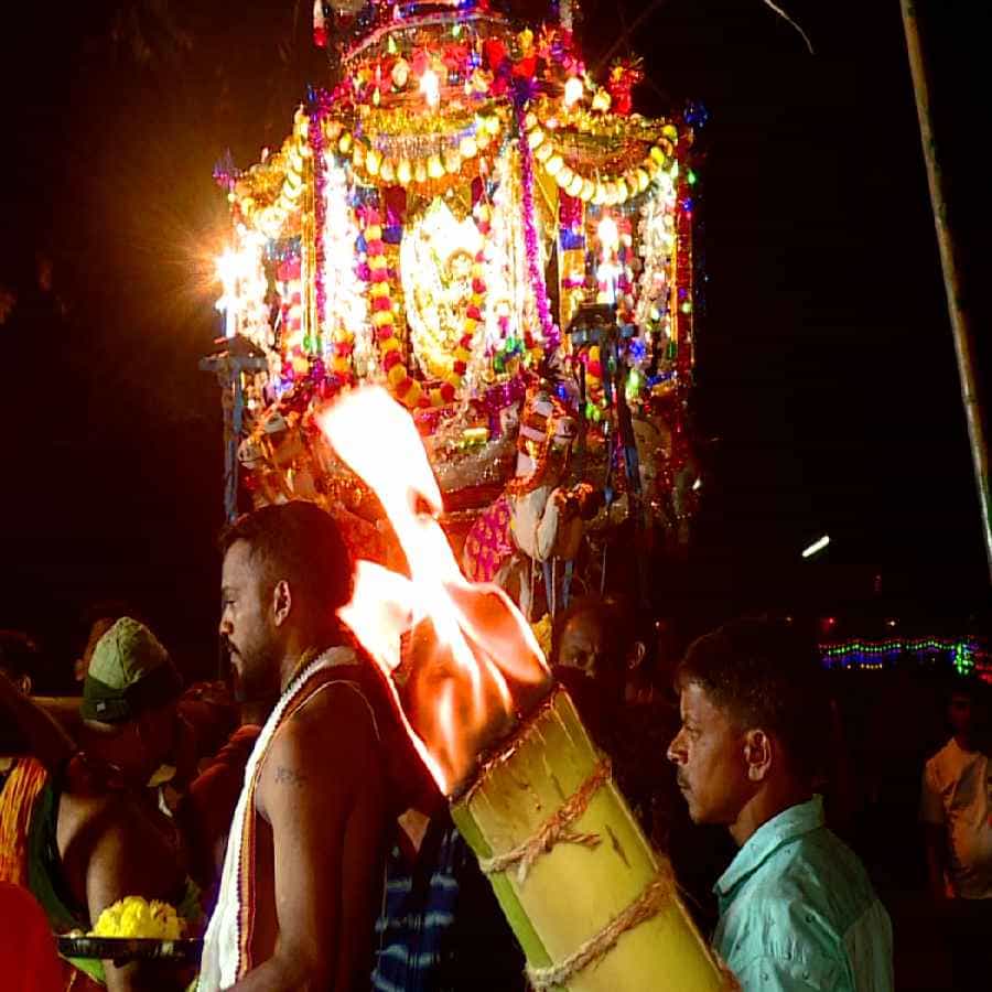 ಉತ್ತರ ಕನ್ನಡ ಜಿಲ್ಲೆ ಅಂಕೋಲದಲ್ಲಿ ಪ್ರತಿ ವರ್ಷದಂತೆ ಈ ವರ್ಷವು ನಾಮಧಾರಿ ಸಮಾಜದ ದಹಿಂಕಾಲ ಉತ್ಸವ ಅದ್ದೂರಿಯಾಗಿ ನಡೆಯಿತು. ಉತ್ಸವದಲ್ಲಿ ಶ್ರೀ ವೆಂಕಟರಮಣ ಸ್ವಾಮಿ ಹಾಗೂ ಶಾಂತ ದುರ್ಗಾದೇವಿಯ ಮೂರ್ತಿಗಳನ್ನ ಪಲಕ್ಕಿ ಮೇಲೆ ಹೊತ್ತು ನಗರದ ತುಂಬ ಮೆರವಣಿಗೆ ಮಾಡಿ ಭಕ್ತರು ತಮ್ಮ ಭಕ್ತಿಭಾವವನ್ನ ಮೆರೆದರು.