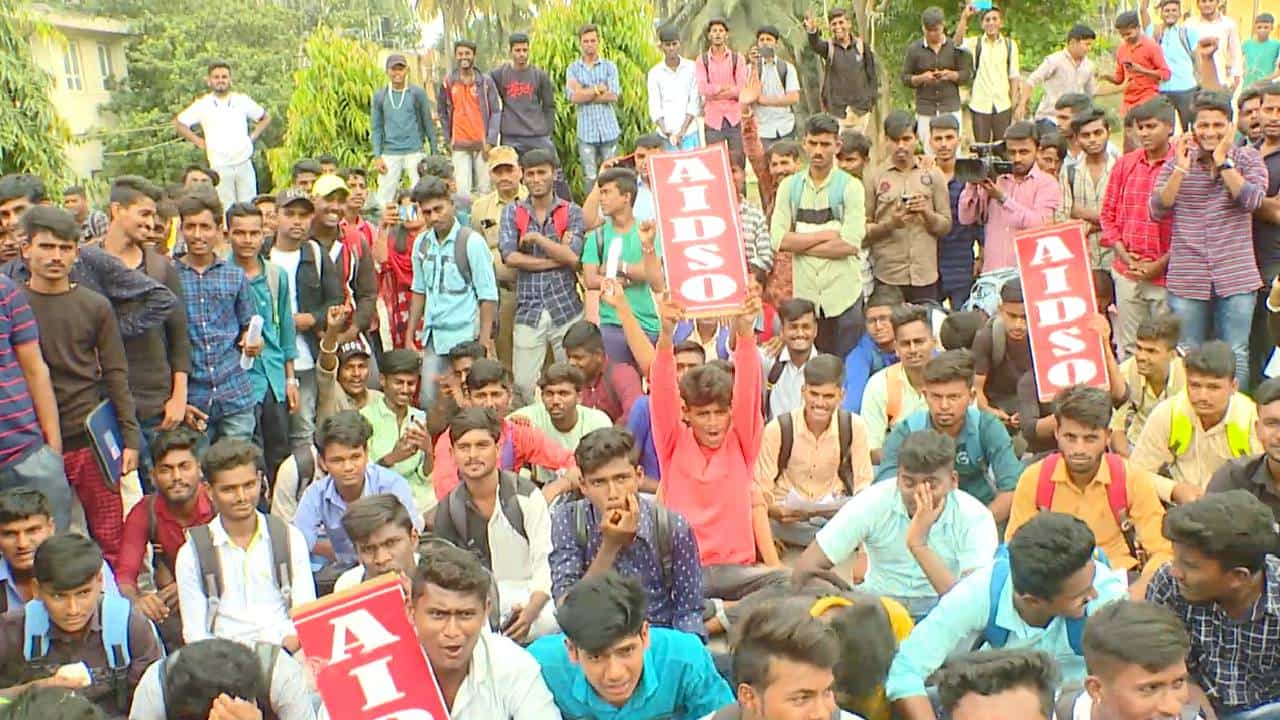 ವಿದ್ಯಾಕಾಶಿ ಧಾರವಾಡದಲ್ಲಿ ವಿದ್ಯಾರ್ಥಿಗಳಿಗಿಲ್ಲ ಹಾಸ್ಟೆಲ್: ಪರದಾಡುತ್ತಿರುವ ವಿದ್ಯಾರ್ಥಿಗಳು ವಿದ್ಯಾಕಾಶಿ ಧಾರವಾಡದಲ್ಲಿ ವಿದ್ಯಾರ್ಥಿಗಳಿಗಿಲ್ಲ ಹಾಸ್ಟೆಲ್: ಪರದಾಡುತ್ತಿರುವ ವಿದ್ಯಾರ್ಥಿಗಳು