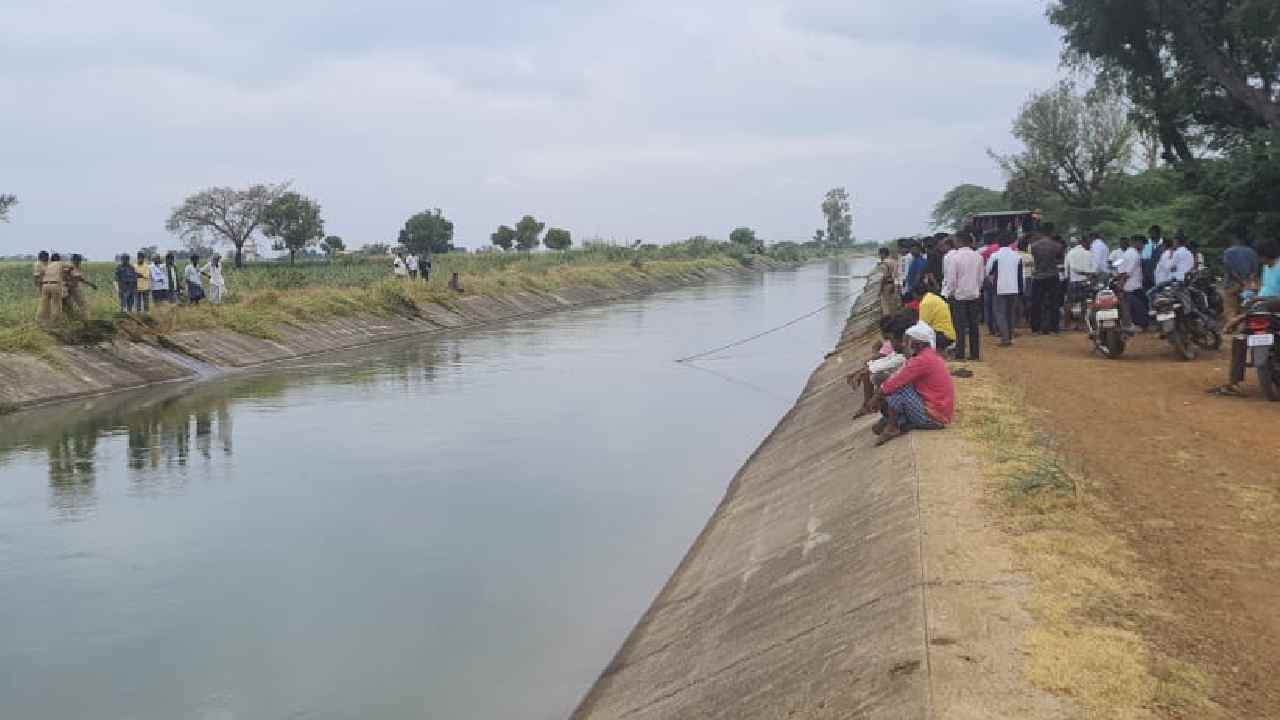 ನರಗುಂದ: ಕಾರು ತೊಳೆಯಲು ಹೋಗಿದ್ದ ಇಬ್ಬರು ಯುವಕರು ನೀರುಪಾಲು ನರಗುಂದ: ಕಾರು ತೊಳೆಯಲು ಹೋಗಿದ್ದ ಇಬ್ಬರು ಯುವಕರು ನೀರುಪಾಲು