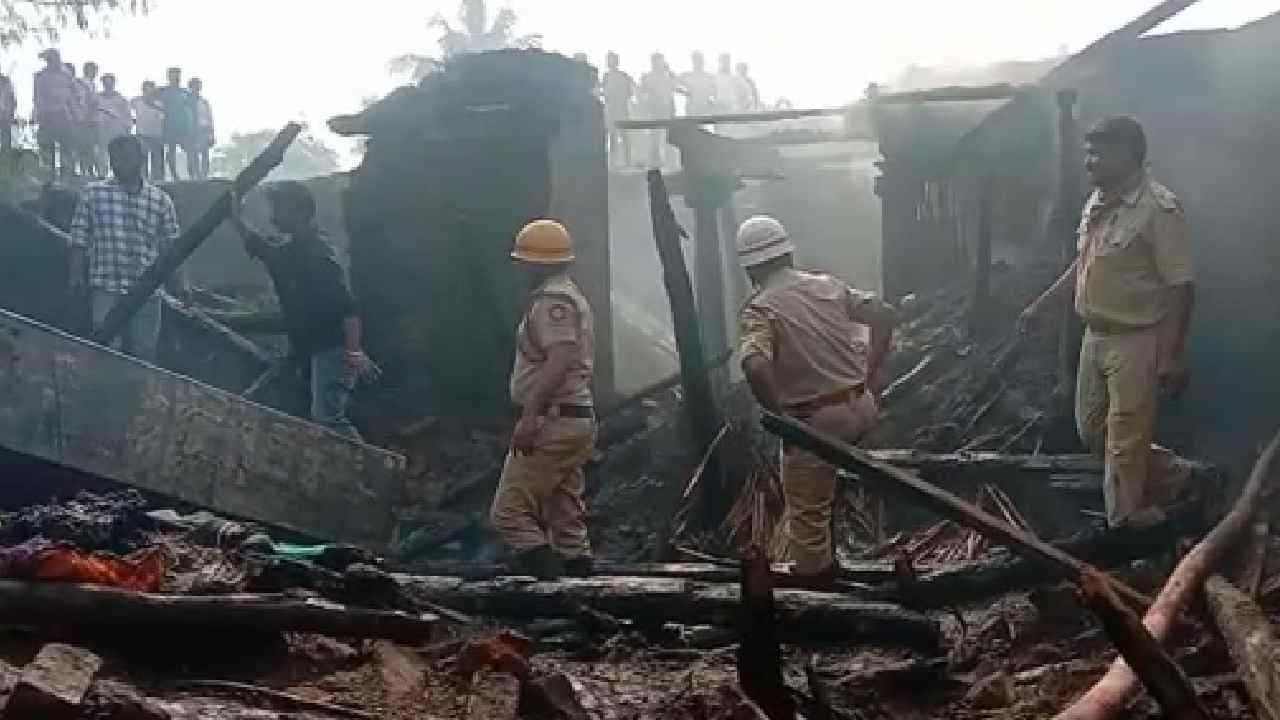 ಸಿಲಿಂಡರ್ ಸ್ಫೋಟಗೊಂಡು 5 ಮನೆಗಳು ಬೆಂಕಿಗಾಹುತಿ: ಅದೃಷ್ಟವಶಾತ್ ತಪ್ಪಿದ ಭಾರಿ ಅನಾಹುತ ಸಿಲಿಂಡರ್ ಸ್ಫೋಟಗೊಂಡು 5 ಮನೆಗಳು ಬೆಂಕಿಗಾಹುತಿ: ಅದೃಷ್ಟವಶಾತ್ ತಪ್ಪಿದ ಭಾರಿ ಅನಾಹುತ