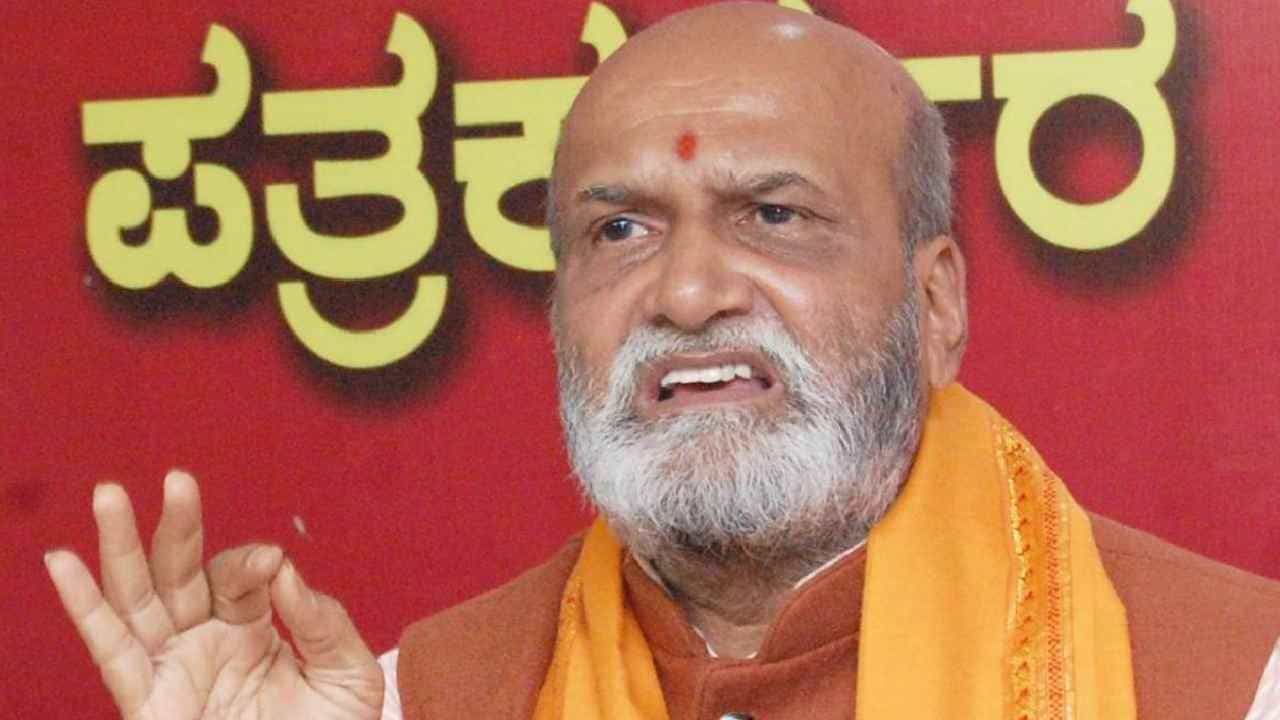 ಯಾವುದೇ ಕಾರಣಕ್ಕೂ ಮೈಸೂರಲ್ಲಿ ಟಿಪ್ಪು ಪ್ರತಿಮೆ ನಿರ್ಮಿಸಲು ಬಿಡಲ್ಲ: ತನ್ವೀರ್ ವಿರುದ್ಧ ಮುತಾಲಿಕ್ ಆಕ್ರೋಶ ಯಾವುದೇ ಕಾರಣಕ್ಕೂ ಮೈಸೂರಲ್ಲಿ ಟಿಪ್ಪು ಪ್ರತಿಮೆ ನಿರ್ಮಿಸಲು ಬಿಡಲ್ಲ: ತನ್ವೀರ್ ವಿರುದ್ಧ ಮುತಾಲಿಕ್ ಆಕ್ರೋಶ
