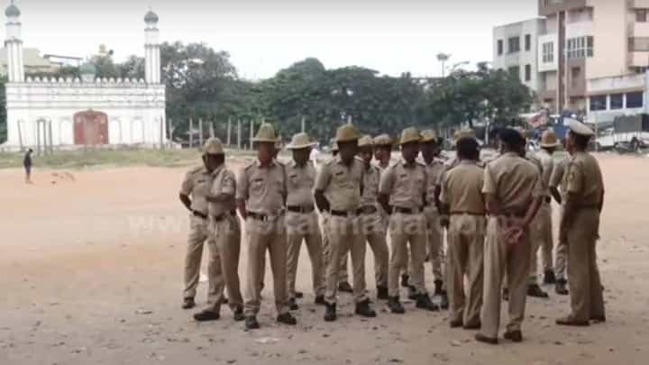 ಕನ್ನಡ ರಾಜ್ಯೋತ್ಸವ: ಬೆಂಗಳೂರಿನ ಚಾಮರಾಜಪೇಟೆ ಈದ್ಗಾ ಮೈದಾನದ ಸುತ್ತ ಬಿಗಿ ಪೊಲೀಸ್ ಬಂದೋಬಸ್ತ್ ಕನ್ನಡ ರಾಜ್ಯೋತ್ಸವ: ಬೆಂಗಳೂರಿನ ಚಾಮರಾಜಪೇಟೆ ಈದ್ಗಾ ಮೈದಾನದ ಸುತ್ತ ಬಿಗಿ ಪೊಲೀಸ್ ಬಂದೋಬಸ್ತ್
