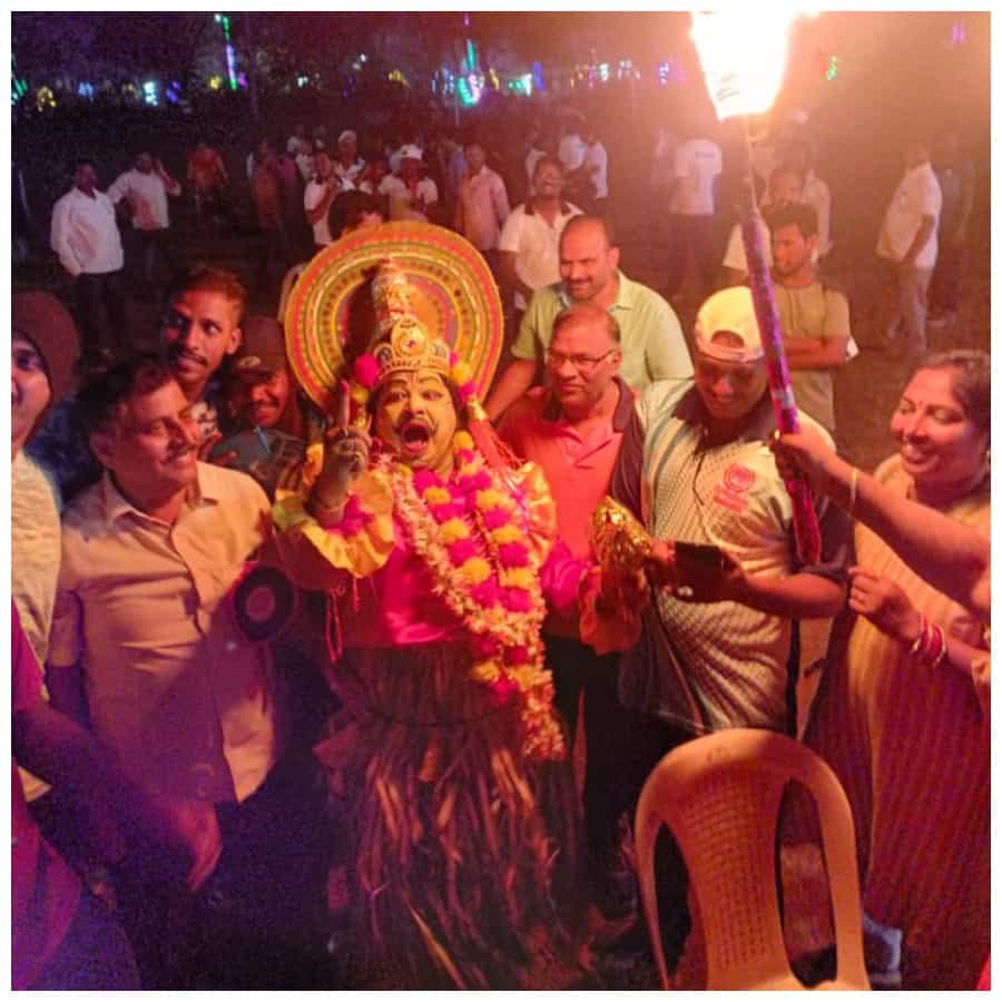 ಆಂಧ್ರ ಪ್ರದೇಶ ತೆರಿಗೆ ಇಲಾಖೆಯ ಕ್ರೀಡಾ ಮತ್ತು ಸಾಂಸ್ಕೃತಿಕ ಕಾರ್ಯಕ್ರಮದಲ್ಲಿ ಹಲವು ಅಧಿಕಾರಿಗಳು ಭಾಗಿ ಆಗಿದ್ದರು. ವಿಜಯನಗರಂ ಜಿಲ್ಲೆಯ ತಹಶೀಲ್ದಾರ್ ಪ್ರಸಾದ್ ರಾವ್ ಅವರು ‘ಕಾಂತಾರ’ ಸಿನಿಮಾದ ಗೆಟಪ್ನಲ್ಲಿ ಕಾಣಿಸಿಕೊಂಡಿದ್ದು ವಿಶೇಷವಾಗಿತ್ತು.