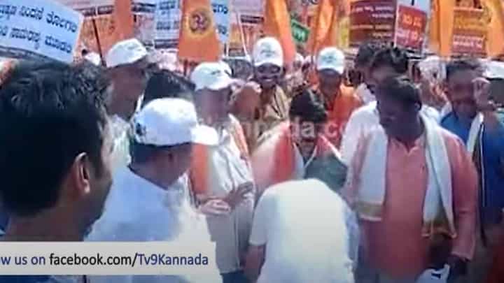 ಸಂಸದ ಪ್ರತಾಪ್ ಸಿಂಹ ಕಾಲುಮುಟ್ಟಿ ನಮಸ್ಕರಿಸಿದರೂ ಕ್ಯಾರೇ ಅನ್ನದ ಶಾಸಕ ಎಸ್ ಎ ರಾಮದಾಸ್! ಸಂಸದ ಪ್ರತಾಪ್ ಸಿಂಹ ಕಾಲುಮುಟ್ಟಿ ನಮಸ್ಕರಿಸಿದರೂ ಕ್ಯಾರೇ ಅನ್ನದ ಶಾಸಕ ಎಸ್ ಎ ರಾಮದಾಸ್!