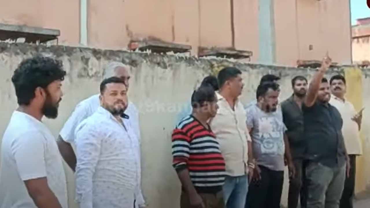 ಲೂಟಿಕೋರ ರವಿ ಮನೆಮೇಲೆ ಆದಾಯ ತೆರಿಗೆ ಅಧಿಕಾರಿಗಳು ಮೊದಲು ದಾಳಿ ನಡೆಸಲಿ: ಚಿಕ್ಕಮಗಳೂರು ಕಾಂಗ್ರೆಸ್ ಕಾರ್ಯಕರ್ತರು