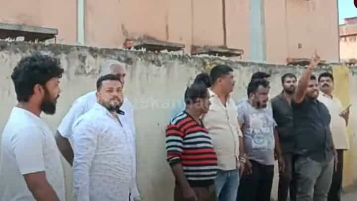 ಲೂಟಿಕೋರ ರವಿ ಮನೆಮೇಲೆ ಆದಾಯ ತೆರಿಗೆ ಅಧಿಕಾರಿಗಳು ಮೊದಲು ದಾಳಿ ನಡೆಸಲಿ: ಚಿಕ್ಕಮಗಳೂರು ಕಾಂಗ್ರೆಸ್ ಕಾರ್ಯಕರ್ತರು ಲೂಟಿಕೋರ ರವಿ ಮನೆಮೇಲೆ ಆದಾಯ ತೆರಿಗೆ ಅಧಿಕಾರಿಗಳು ಮೊದಲು ದಾಳಿ ನಡೆಸಲಿ: ಚಿಕ್ಕಮಗಳೂರು ಕಾಂಗ್ರೆಸ್ ಕಾರ್ಯಕರ್ತರು