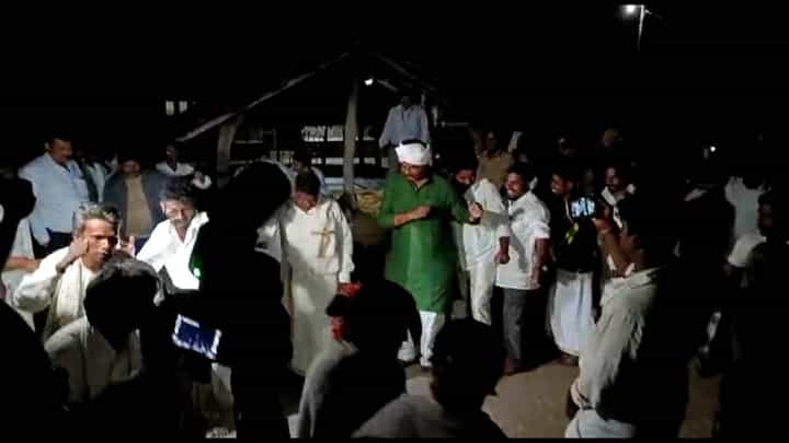 ಗ್ರಾಮ ವಾಸ್ತವ್ಯ ವೇಳೆ ಕೆಂಚನಹಳ್ಳಿ ಗ್ರಾಮಸ್ಥರೊಂದಿಗೆ ಹೆಜ್ಜೆ ಹಾಕಿದ ಸಚಿವ ಆರ್. ಅಶೋಕ ಗ್ರಾಮ ವಾಸ್ತವ್ಯ ವೇಳೆ ಕೆಂಚನಹಳ್ಳಿ ಗ್ರಾಮಸ್ಥರೊಂದಿಗೆ ಹೆಜ್ಜೆ ಹಾಕಿದ ಸಚಿವ ಆರ್. ಅಶೋಕ