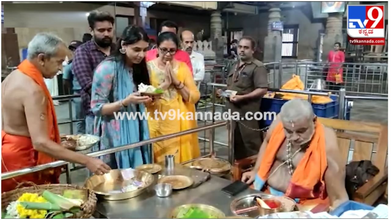 Sapthami Gowda: ಕಟೀಲು ದುರ್ಗಾ ಪರಮೇಶ್ವರಿ ದೇವಸ್ಥಾನಕ್ಕೆ ಭೇಟಿ ನೀಡಿದ ‘ಕಾಂತಾರ’ ನಟಿ ಸಪ್ತಮಿ ಗೌಡ