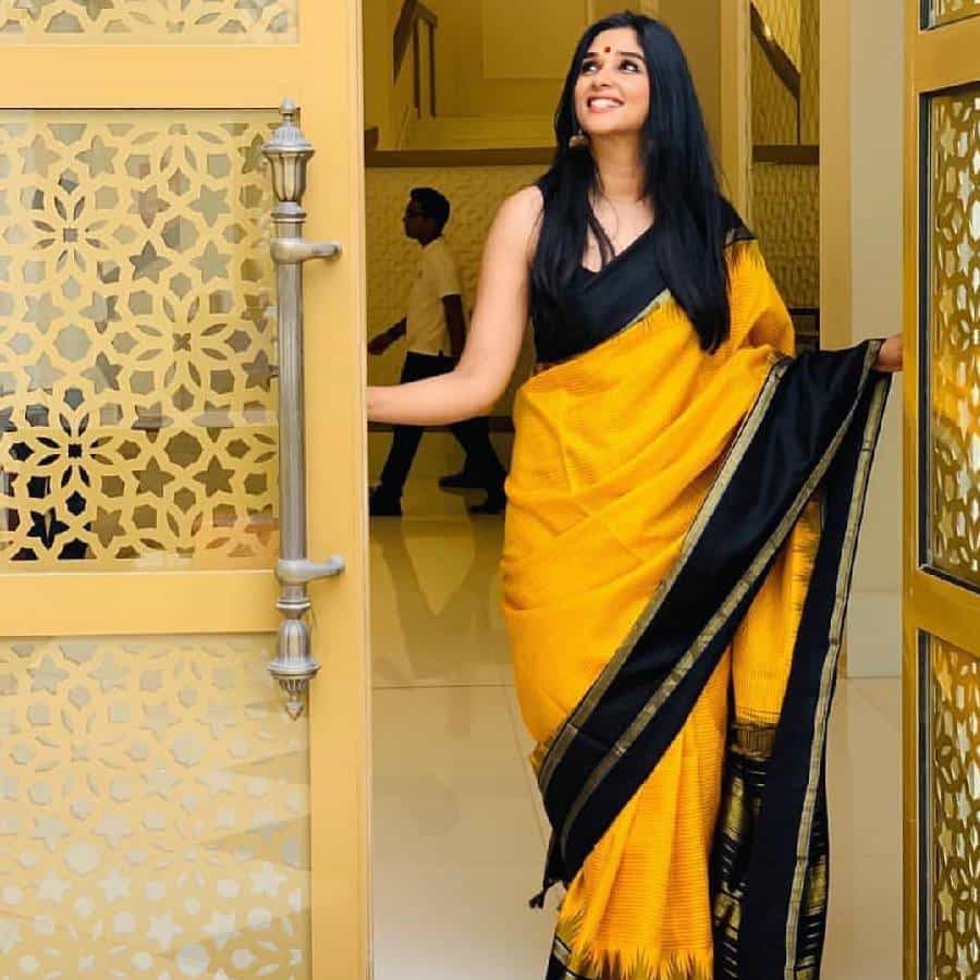 ಪ್ರತಿಯೊಂದು ಹಣ್ಣೆಗೂ ಒಂದು ಆಕರ್ಷಕ ಲುಕ್ ನೀಡುವ ಶಕ್ತಿ ಸೀರೆಗಿದೆ. ಸಾಂಪ್ರದಾಯಿಕ ಸೀರೆಯನ್ನು ಉಟ್ಟು ಬಂದರಂತೂ ಎಲ್ಲರ ದೃಷ್ಟಿ ಒಂದು ಸಲವಾದರೂ ನಿಮ್ಮತ್ತ ತಿರುಗುವುದರಲ್ಲಿ ಯಾವುದೇ ಸಂದೇಹವಿಲ್ಲ. ಎಂದಿಗೂ ಔಟ್ ಆಫ್ ಪ್ಯಾಷನ್ ಆಗದೆ ಸಾವಿರಾರು ವರುಷಗಳ ಇತಿಹಾಸ ಹೊಂದಿರುವ ಸೀರೆ ಇಂದಿಗೂ ಬೇಡಿಕೆ ಇದೆ.