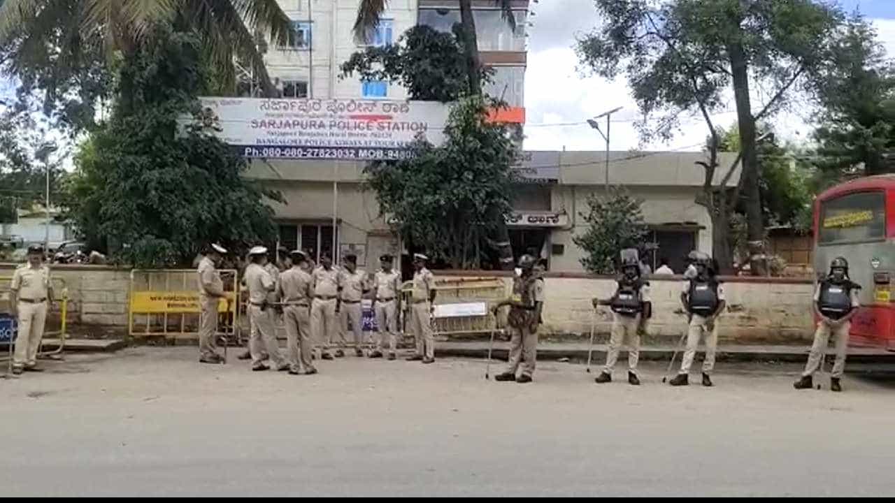 ಬೆಂಗಳೂರು: ಸರ್ಜಾಪುರ ಇನ್ಸ್ಪೆಕ್ಟರ್ನ್ನು ಅಮಾನತುಗೊಳಿಸುವಂತೆ ದಲಿತ ಸಂಘರ್ಷ ಸಮಿತಿಯಿಂದ ಪ್ರತಿಭಟನೆ ಬೆಂಗಳೂರು: ಸರ್ಜಾಪುರ ಇನ್ಸ್ಪೆಕ್ಟರ್ನ್ನು ಅಮಾನತುಗೊಳಿಸುವಂತೆ ದಲಿತ ಸಂಘರ್ಷ ಸಮಿತಿಯಿಂದ ಪ್ರತಿಭಟನೆ