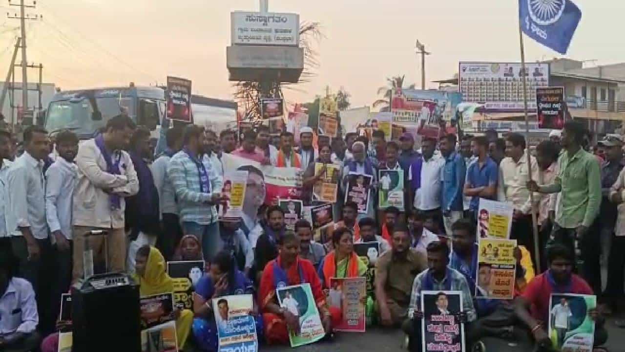 ಗೋಕಾಕ್ನ ಸಮಾವೇಶದಲ್ಲಿ ಸತೀಶ್ ಜಾರಕಿಹೊಳಿ ಬಗ್ಗೆ ಮಾತನಾಡಿದ್ರೆ ವೇದಿಕೆಗೆ ನುಗ್ಗಿ ಹೊಡೆಯುತ್ತೇವೆ: ಶಾಸಕ ಯತ್ನಾಳ್ಗೆ ಸತೀಶ್ ಬೆಂಬಲಿಗರ ಎಚ್ಚರಿಕೆ ಗೋಕಾಕ್ನ ಸಮಾವೇಶದಲ್ಲಿ ಸತೀಶ್ ಜಾರಕಿಹೊಳಿ ಬಗ್ಗೆ ಮಾತನಾಡಿದ್ರೆ ವೇದಿಕೆಗೆ ನುಗ್ಗಿ ಹೊಡೆಯುತ್ತೇವೆ: ಶಾಸಕ ಯತ್ನಾಳ್ಗೆ ಸತೀಶ್ ಬೆಂಬಲಿಗರ ಎಚ್ಚರಿಕೆ