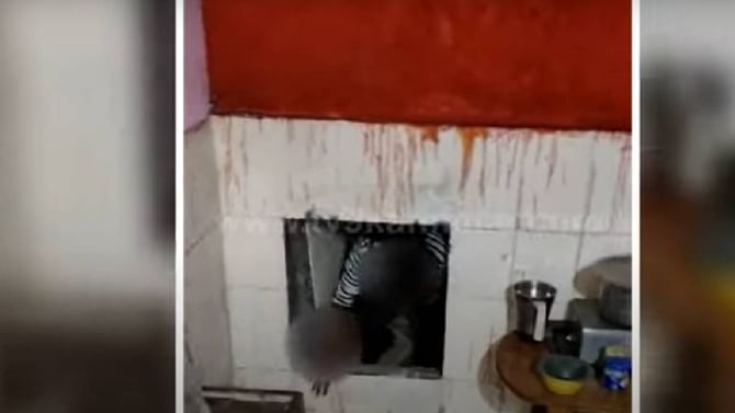 CCB Raid: ಬಾಂಬೆ ರೆಡ್ ಲೈಟ್ ಏರಿಯಾ ಮಾದರಿಯಲ್ಲೇ ಇತ್ತು ಸೀಕ್ರೇಟ್ ರೂಮ್ CCB Raid: ಬಾಂಬೆ ರೆಡ್ ಲೈಟ್ ಏರಿಯಾ ಮಾದರಿಯಲ್ಲೇ ಇತ್ತು ಸೀಕ್ರೇಟ್ ರೂಮ್