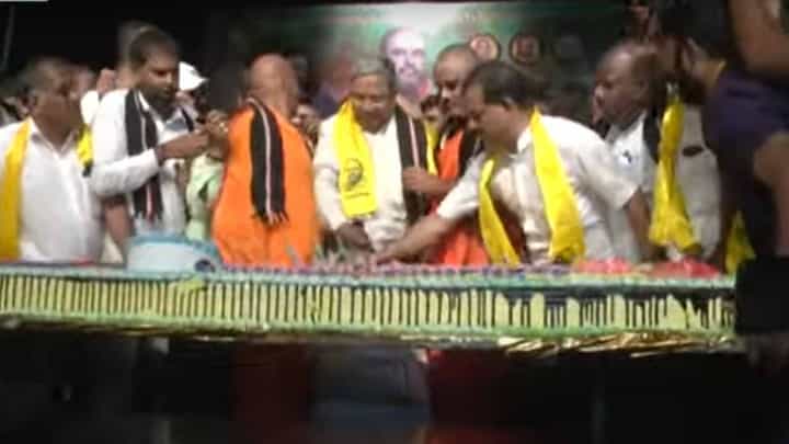 ಮೈಸೂರು: ಕೇಕ್ ಕಟ್ ಮಾಡಲು ಸಿದ್ದರಾಮಯ್ಯನವರಿಗೆ ಚಾಕುವಿನ ಅಗತ್ಯವಿಲ್ಲ, ಬೆರಳು ಸಾಕು! ಮೈಸೂರು: ಕೇಕ್ ಕಟ್ ಮಾಡಲು ಸಿದ್ದರಾಮಯ್ಯನವರಿಗೆ ಚಾಕುವಿನ ಅಗತ್ಯವಿಲ್ಲ, ಬೆರಳು ಸಾಕು!