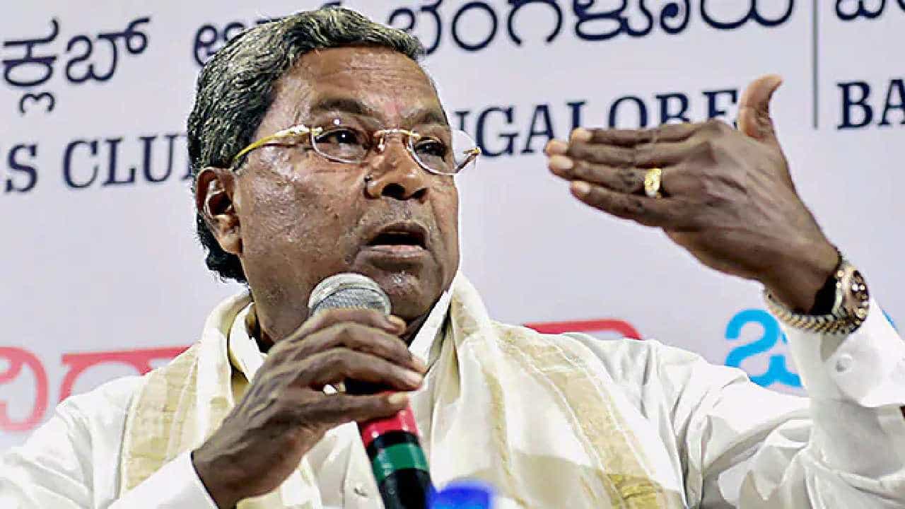 ಕೈ ನಾಯಕರಲ್ಲಿ ಸಣ್ಣಪುಟ್ಟ ಭಿನ್ನಾಭಿಪ್ರಾಯ ಇರಬಹುದು: ಇದು ಬಿಟ್ಟು ಪಕ್ಷವನ್ನು ಅಧಿಕಾರಕ್ಕೆ ತರೋಣ- ಸಿದ್ದರಾಮಯ್ಯ ಕೈ ನಾಯಕರಲ್ಲಿ ಸಣ್ಣಪುಟ್ಟ ಭಿನ್ನಾಭಿಪ್ರಾಯ ಇರಬಹುದು: ಇದು ಬಿಟ್ಟು ಪಕ್ಷವನ್ನು ಅಧಿಕಾರಕ್ಕೆ ತರೋಣ- ಸಿದ್ದರಾಮಯ್ಯ