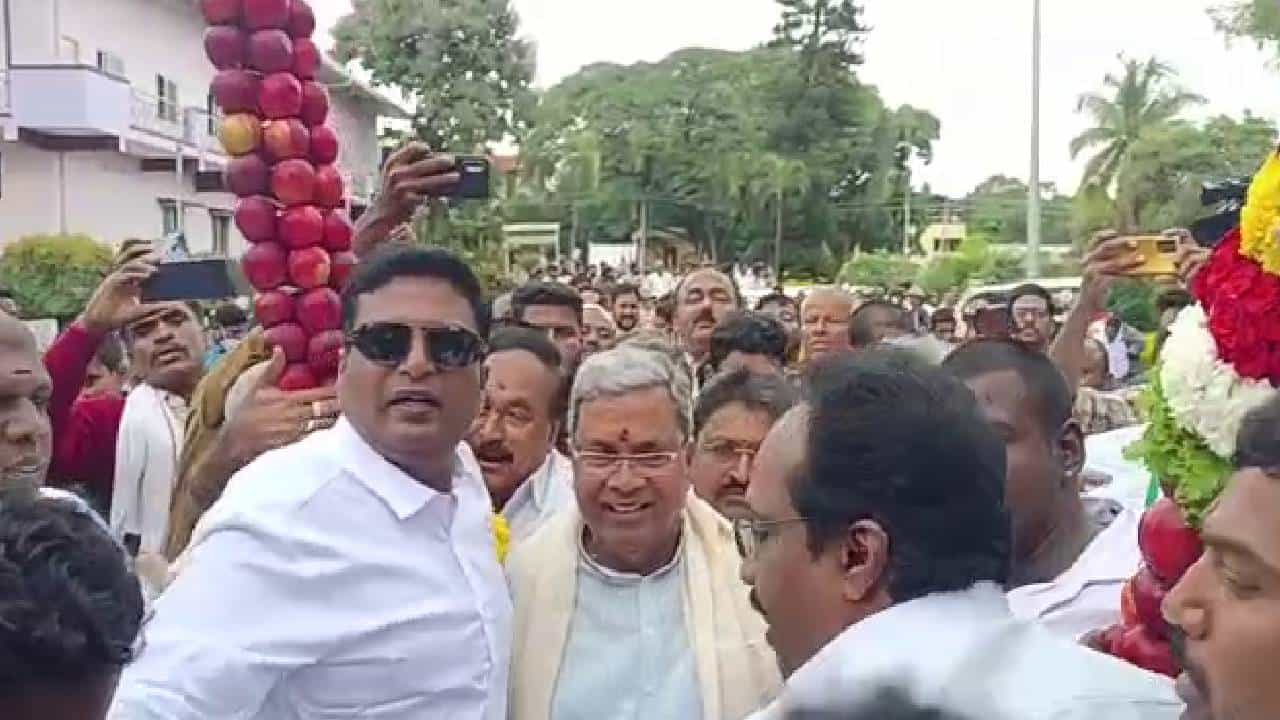 300 ಕೆಜಿ ಆ್ಯಪಲ್ ಹಾರ ಹಾಕಿ ಸಿದ್ದರಾಮಯ್ಯರಿಗೆ ಭರ್ಜರಿ ಸ್ವಾಗತ; ಕೋಲಾರ ಕ್ಷೇತ್ರದಿಂದ ಸ್ಪರ್ಧಿಸುವ ಬಗ್ಗೆ ಸುಳಿವು 300 ಕೆಜಿ ಆ್ಯಪಲ್ ಹಾರ ಹಾಕಿ ಸಿದ್ದರಾಮಯ್ಯರಿಗೆ ಭರ್ಜರಿ ಸ್ವಾಗತ; ಕೋಲಾರ ಕ್ಷೇತ್ರದಿಂದ ಸ್ಪರ್ಧಿಸುವ ಬಗ್ಗೆ ಸುಳಿವು