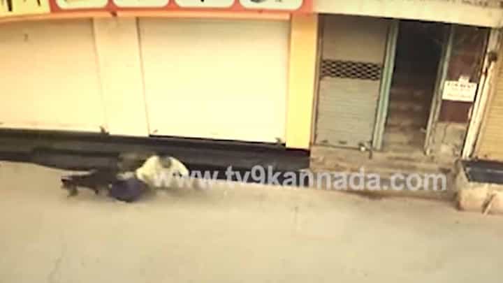 ಹುಬ್ಬಳ್ಳಿ ನಗರದಲ್ಲಿ ದಾರಿಹೋಕರನ್ನು ಬೆನ್ನಟ್ಟುತ್ತಿರುವ ಬೀದಿನಾಯಿಗಳು, ಪಾಲಿಕೆ ಅಧಿಕಾರಿಗಳ ನಿಷ್ಕಾಳಜಿ ಹುಬ್ಬಳ್ಳಿ ನಗರದಲ್ಲಿ ದಾರಿಹೋಕರನ್ನು ಬೆನ್ನಟ್ಟುತ್ತಿರುವ ಬೀದಿನಾಯಿಗಳು, ಪಾಲಿಕೆ ಅಧಿಕಾರಿಗಳ ನಿಷ್ಕಾಳಜಿ