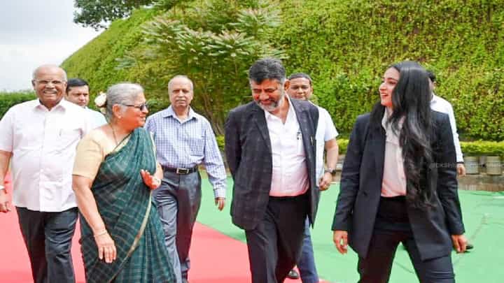 Global collegeಗೆ ಅತಿಥಿಯಾಗಿ ಬಂದ ಸುಧಾಮೂರ್ತಿ, ಮಕ್ಕಳ ಪ್ರಶ್ನೆಗೆ ನಗೆ ಚಟಾಕಿ ಹಾರಿಸಿದ್ರು. Global collegeಗೆ ಅತಿಥಿಯಾಗಿ ಬಂದ ಸುಧಾಮೂರ್ತಿ, ಮಕ್ಕಳ ಪ್ರಶ್ನೆಗೆ ನಗೆ ಚಟಾಕಿ ಹಾರಿಸಿದ್ರು.