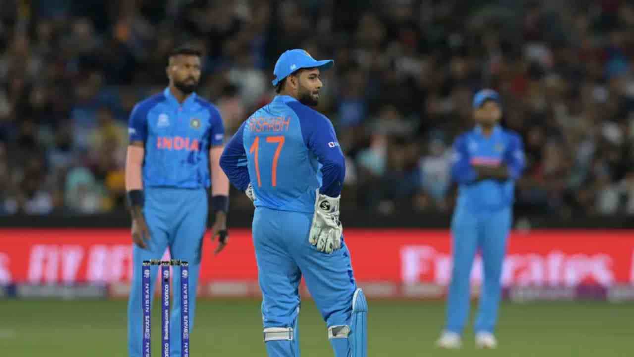 ಐಸಿಸಿ ಟಿ20 ವಿಶ್ವಕಪ್-2022ರಿಂದ ಭಾರತ ಕ್ರಿಕೆಟ್ ತಂಡ ಹೊರಬಿದ್ದಿದೆ. ಗುರುವಾರ ಅಡಿಲೇಡ್ನಲ್ಲಿ ನಡೆದ ಸೆಮಿಫೈನಲ್ ಪಂದ್ಯದಲ್ಲಿ ಟೀಂ ಇಂಡಿಯಾ ಇಂಗ್ಲೆಂಡ್ ವಿರುದ್ಧ ಸೋಲು ಕಂಡಿದೆ. ಈ ಮೂಲಕ ಮತ್ತೊಮ್ಮೆ ಐಸಿಸಿ ಟ್ರೋಫಿ ಎತ್ತುವ ಅವಕಾಶವನ್ನು ಟೀಂ ಇಂಡಿಯಾ ಕಳೆದುಕೊಂಡಿದೆ. ಆದರೆ, ಐಸಿಸಿ ಟೂರ್ನಿಗಳಲ್ಲಿ ನಾಕೌಟ್ನಲ್ಲಿ ಸೋತು ಭಾರತ ಪ್ರಶಸ್ತಿ ವಂಚಿತವಾಗಿರುವುದು ಇದೇ ಮೊದಲಲ್ಲ. ಟೀಂ ಇಂಡಿಯಾ ತನ್ನ ಕೊನೆಯ ಐಸಿಸಿ ಟ್ರೋಫಿಯನ್ನು 2013 ರಲ್ಲಿ ಎತ್ತಿಹಿಡಿದಿತ್ತು. ಅಂದಿನಿಂದ, ಐಸಿಸಿ ಟೂರ್ನಮೆಂಟ್ಗಳ ನಾಕೌಟ್ನಲ್ಲಿ ಟೀಮ್ ಇಂಡಿಯಾ ಎಷ್ಟು ಬಾರಿ ವಿಫಲವಾಗಿದೆ ಎಂಬುದರ ಪೂರ್ಣ ವಿವರ ಇಲ್ಲಿದೆ.