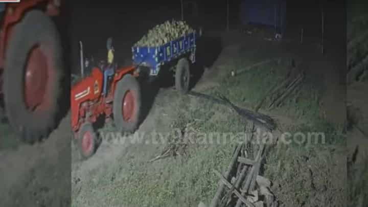 ತುಮಕೂರು: ಟ್ರ್ಯಾಕ್ಟರ್ ಖರೀದಿಸಿದ ಕಳ್ಳರು ಟ್ರಾಲಿ ಖರೀದಿಸಲಾಗದೆ ಕಳ್ಳತನ ಮಾಡಿದರು! ತುಮಕೂರು: ಟ್ರ್ಯಾಕ್ಟರ್ ಖರೀದಿಸಿದ ಕಳ್ಳರು ಟ್ರಾಲಿ ಖರೀದಿಸಲಾಗದೆ ಕಳ್ಳತನ ಮಾಡಿದರು!