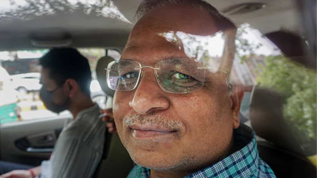 ಜೈಲಿನಲ್ಲಿ ಎಎಪಿ ಸಚಿವರಿಗೆ ವಿಐಪಿ ಚಿಕಿತ್ಸೆ, ತಿಹಾರ್ ಜೈಲಿನ ಅಧಿಕಾರಿ ಅಮಾನತು ಜೈಲಿನಲ್ಲಿ ಎಎಪಿ ಸಚಿವರಿಗೆ ವಿಐಪಿ ಚಿಕಿತ್ಸೆ, ತಿಹಾರ್ ಜೈಲಿನ ಅಧಿಕಾರಿ ಅಮಾನತು