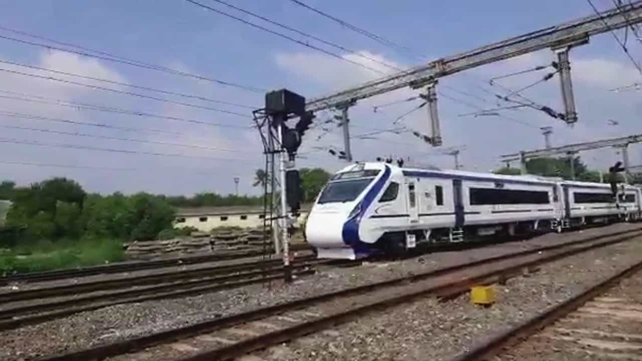 Vande Bharat Express: ಪ್ರಾಯೋಗಿಕ ಸಂಚಾರ -ಅತಿ ವೇಗವಾಗಿ ಚಲಿಸುವ ವಂದೇ ಭಾರತ್ ರೈಲು ಇಂದು ಬೆಂಗಳೂರಿಗೆ Vande Bharat Express: ಪ್ರಾಯೋಗಿಕ ಸಂಚಾರ -ಅತಿ ವೇಗವಾಗಿ ಚಲಿಸುವ ವಂದೇ ಭಾರತ್ ರೈಲು ಇಂದು ಬೆಂಗಳೂರಿಗೆ