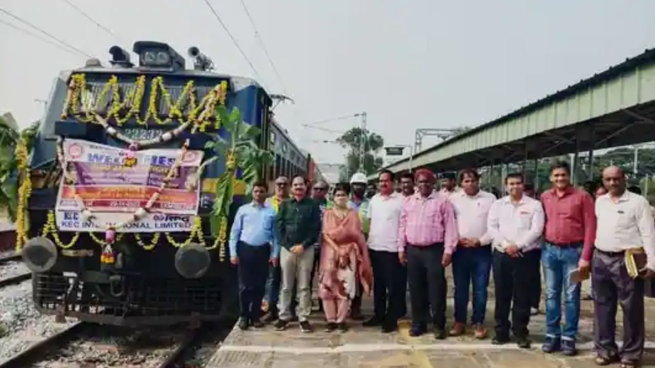 Electric Locomotive Train: ಬೀರೂರು ಮತ್ತು ಅರಸೀಕೆರೆ ನಡುವಿನ ಮೊದಲ ಎಲೆಕ್ಟ್ರಿಕ್ ಇಂಜಿನ್ ರೈಲಿಗೆ ಪ್ರಾಯೋಗಿಕ ಚಾಲನೆ Electric Locomotive Train: ಬೀರೂರು ಮತ್ತು ಅರಸೀಕೆರೆ ನಡುವಿನ ಮೊದಲ ಎಲೆಕ್ಟ್ರಿಕ್ ಇಂಜಿನ್ ರೈಲಿಗೆ ಪ್ರಾಯೋಗಿಕ ಚಾಲನೆ