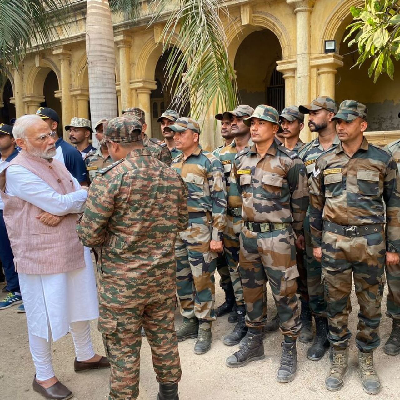 ಮೋರ್ಬಿ ಸೇತುವೆ ಕುಸಿತ 100 ಕ್ಕೂ ಹೆಚ್ಚು ಜನರು ಮೋರ್ಬಿ ಸಿವಿಲ್ ಆಸ್ಪತ್ರೆಯಲ್ಲಿ ಚಿಕಿತ್ಸೆ ಪಡೆಯುತ್ತಿದ್ದಾರೆ. ಮೂರನೇ ದಿನವೂ ಪರಿಹಾರ ಮತ್ತು ರಕ್ಷಣಾ ಕಾರ್ಯಾಚರಣೆ ನಡೆಯುತ್ತಿದೆ.
