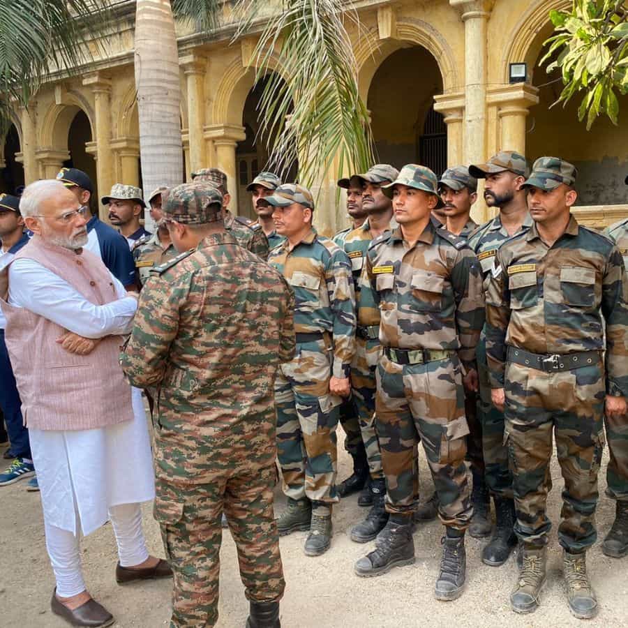ಮೋರ್ಬಿ ಸೇತುವೆ ಕುಸಿತ 100 ಕ್ಕೂ ಹೆಚ್ಚು ಜನರು ಮೋರ್ಬಿ ಸಿವಿಲ್ ಆಸ್ಪತ್ರೆಯಲ್ಲಿ ಚಿಕಿತ್ಸೆ ಪಡೆಯುತ್ತಿದ್ದಾರೆ. ಮೂರನೇ ದಿನವೂ ಪರಿಹಾರ ಮತ್ತು ರಕ್ಷಣಾ ಕಾರ್ಯಾಚರಣೆ ನಡೆಯುತ್ತಿದೆ.
