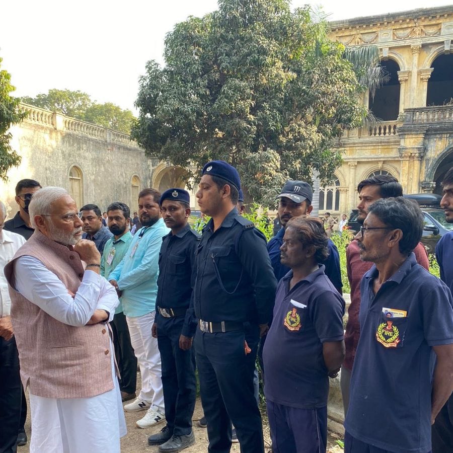 ಎರಡು ದಿನಗಳ ಹಿಂದೆ ಗುಜರಾತ್‌ನ ಮೊರ್ಬಿ ಜಿಲ್ಲೆಯಲ್ಲಿ ಮಚ್ಚು ನದಿಗೆ ಅಡ್ಡಲಾಗಿ ತೂಗು ಸೇತುವೆ ಕುಸಿದು 130 ಕ್ಕೂ ಹೆಚ್ಚು ಜನರು ಸಾವನ್ನಪ್ಪಿದ ಮತ್ತು ಹಲವರು ಗಾಯಗೊಂಡಿದ್ದ ಸ್ಥಳಕ್ಕೆ ಪ್ರಧಾನಿ ನರೇಂದ್ರ ಮೋದಿ ಮಂಗಳವಾರ ಭೇಟಿ ನೀಡಿದರು.
