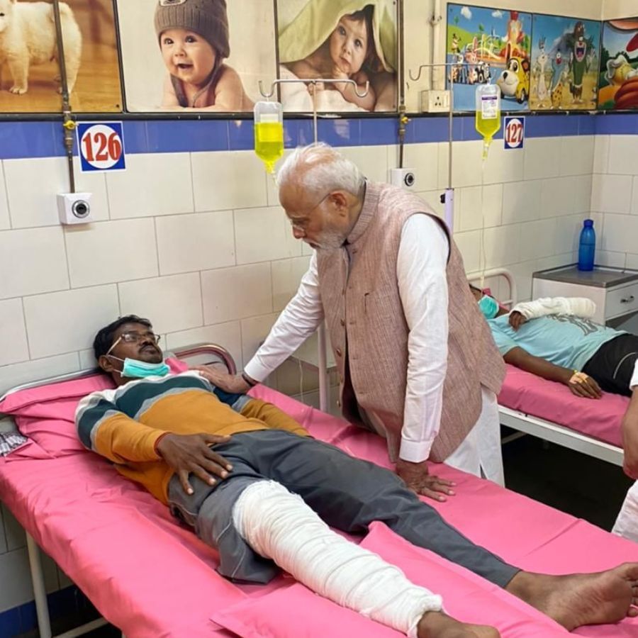 Modi visited the site of the collapsed suspension bridge
