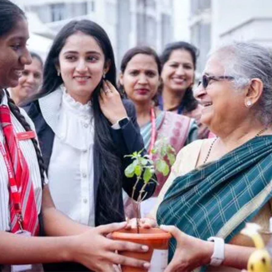 ಬೆಂಗಳೂರಿನ ನ್ಯಾಷನಲ್ ಹಿಲ್ ವ್ಯೂ ಪಬ್ಲಿಕ್ ಶಾಲೆಯಲ್ಲಿ ಆರಂಭಿಸಲಾಗಿರುವ ವಿನೂತನ ಪ್ರಯೋಗಾಲಯ ಉದ್ಘಾಟನೆಯ ಸಂದರ್ಭದಲ್ಲಿ ಡಾ. ಸುಧಾಮೂರ್ತಿ  ಅವರು ಕೆಲವೊಂದು ಶೈಕ್ಷಣಿಕ ವಿಚಾರಗಳ ಬಗ್ಗೆ ವಿದ್ಯಾರ್ಥಿಗಳಿಗೆ  ತಿಳಿಸಿದ್ದಾರೆ 
