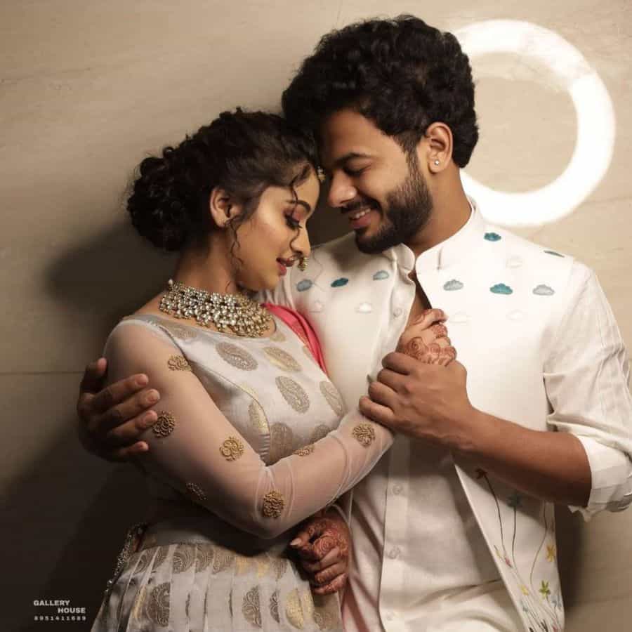 ಪಾರು ಸೀರಿಯಲ್ನಲ್ಲಿ ನಟಿಸುತ್ತಿದ್ದ ಸಿದ್ದು ಮೂಲಿಮನಿ ಮತ್ತು ಗಟ್ಟಿಮೇಳ ಧಾರಾವಾಹಿಯಲ್ಲಿ ನಟಿಸುತ್ತಿದ್ದ ಪ್ರಿಯಾ ಆಚಾರ್ ನಿಶ್ಚಿತಾರ್ಥ ಮಾಡಿಕೊಂಡಿದ್ದಾರೆ.