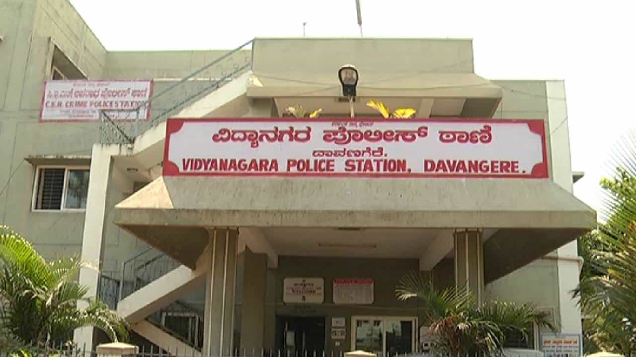 ದಾವಣಗೆರೆ: ವರ್ಗಾವಣೆ ನೆಪ ಹೇಳಿ ಮಹಿಳಾ ವಾರ್ಡನ್ ಮೇಲೆ ಅತ್ಯಾಚಾರ ಆರೋಪ, ತಲೆಮರೆಸಿಕೊಂಡ ವಾರ್ಡನ್ ದಾವಣಗೆರೆ: ವರ್ಗಾವಣೆ ನೆಪ ಹೇಳಿ ಮಹಿಳಾ ವಾರ್ಡನ್ ಮೇಲೆ ಅತ್ಯಾಚಾರ ಆರೋಪ, ತಲೆಮರೆಸಿಕೊಂಡ ವಾರ್ಡನ್